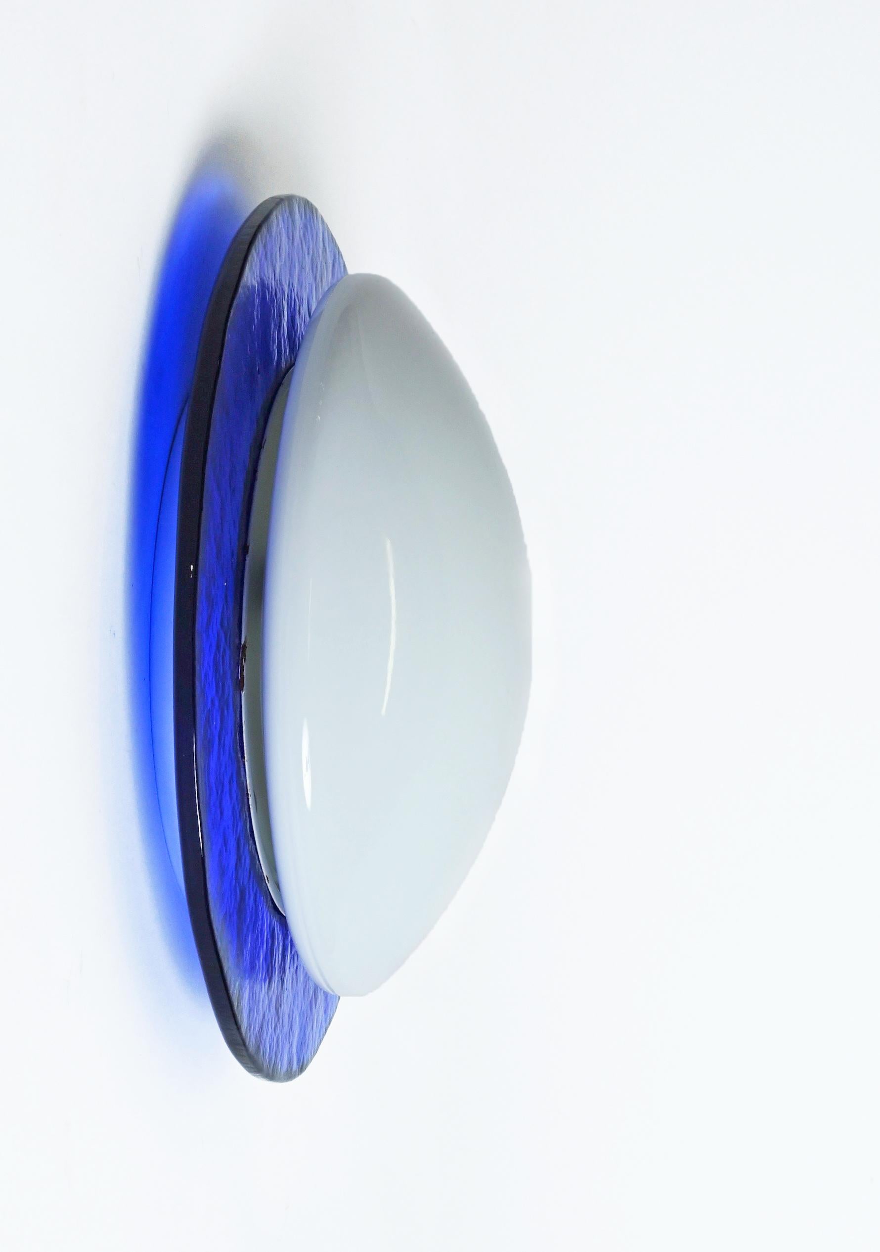 MIdcentury Vetri Murano Round Blue and White Artistic Glass Italian Sconce 1970s For Sale 3