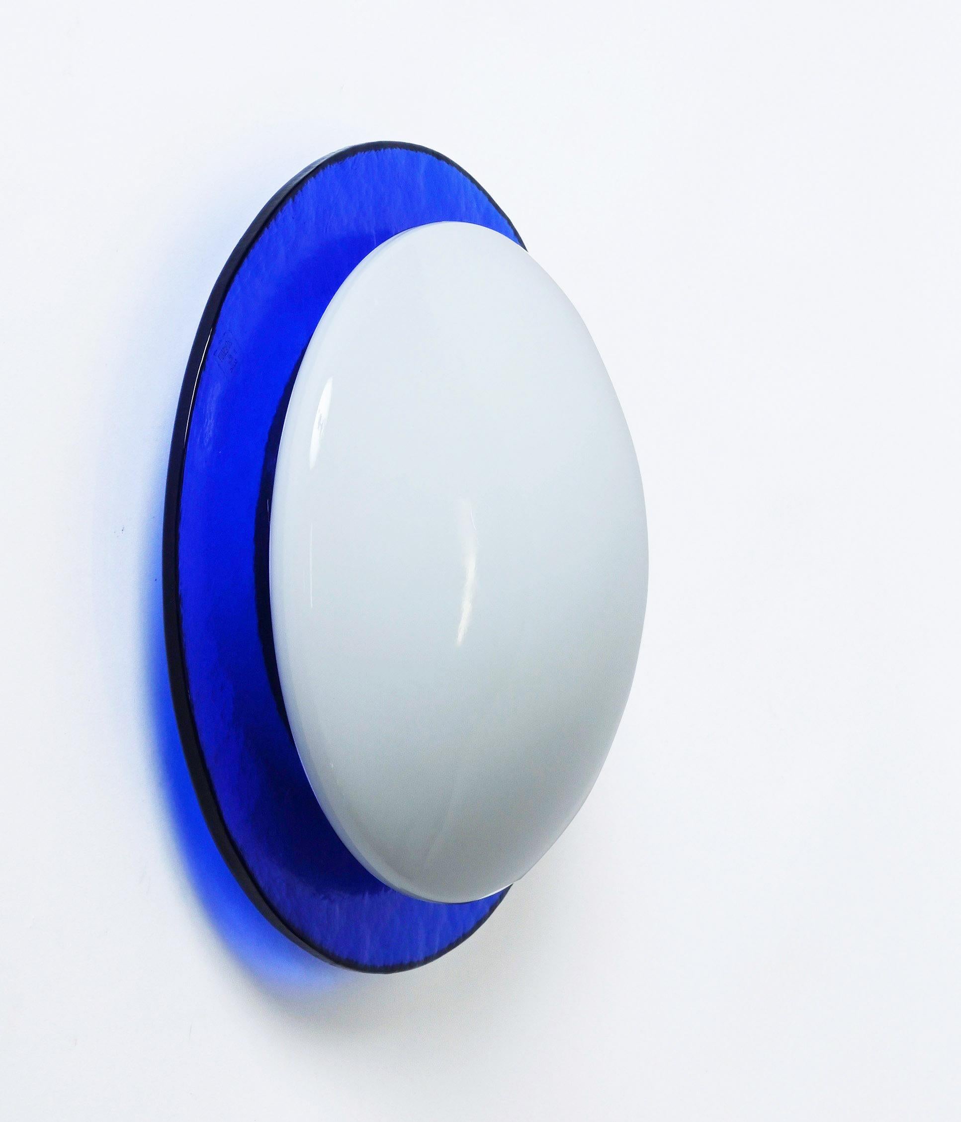 MIdcentury Vetri Murano Round Blue and White Artistic Glass Italian Sconce 1970s For Sale 4