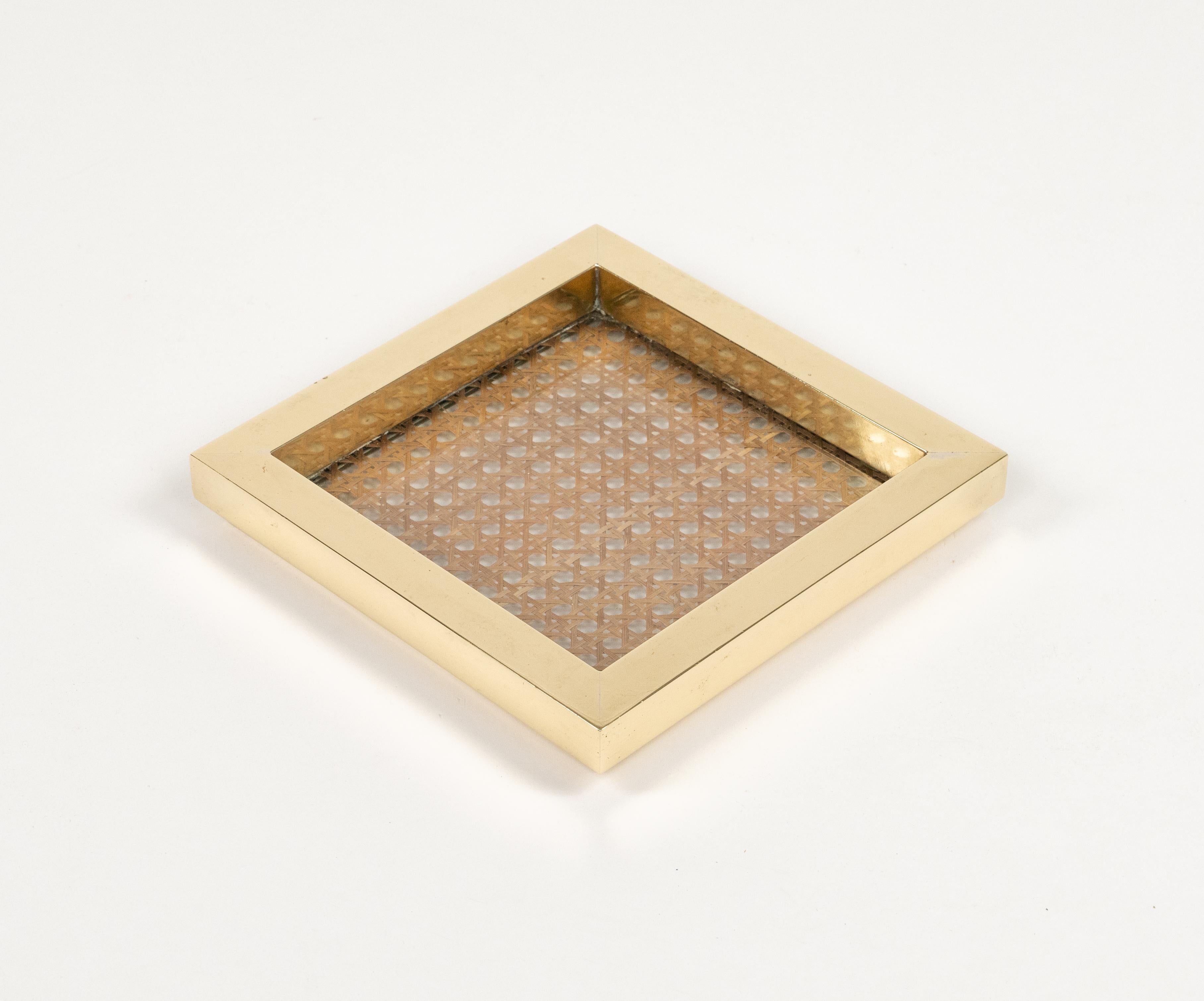 Midcentury beautiful squared vide-poche or centerpiece in brass, glass and rattan in the style of Christian Dior Home.

Made in Italy in the 1970s.