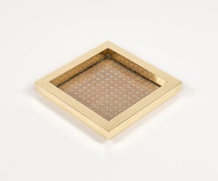 Videopoche di metà secolo in ottone, vetro e rattan in stile Christian Dior, Italia anni '70