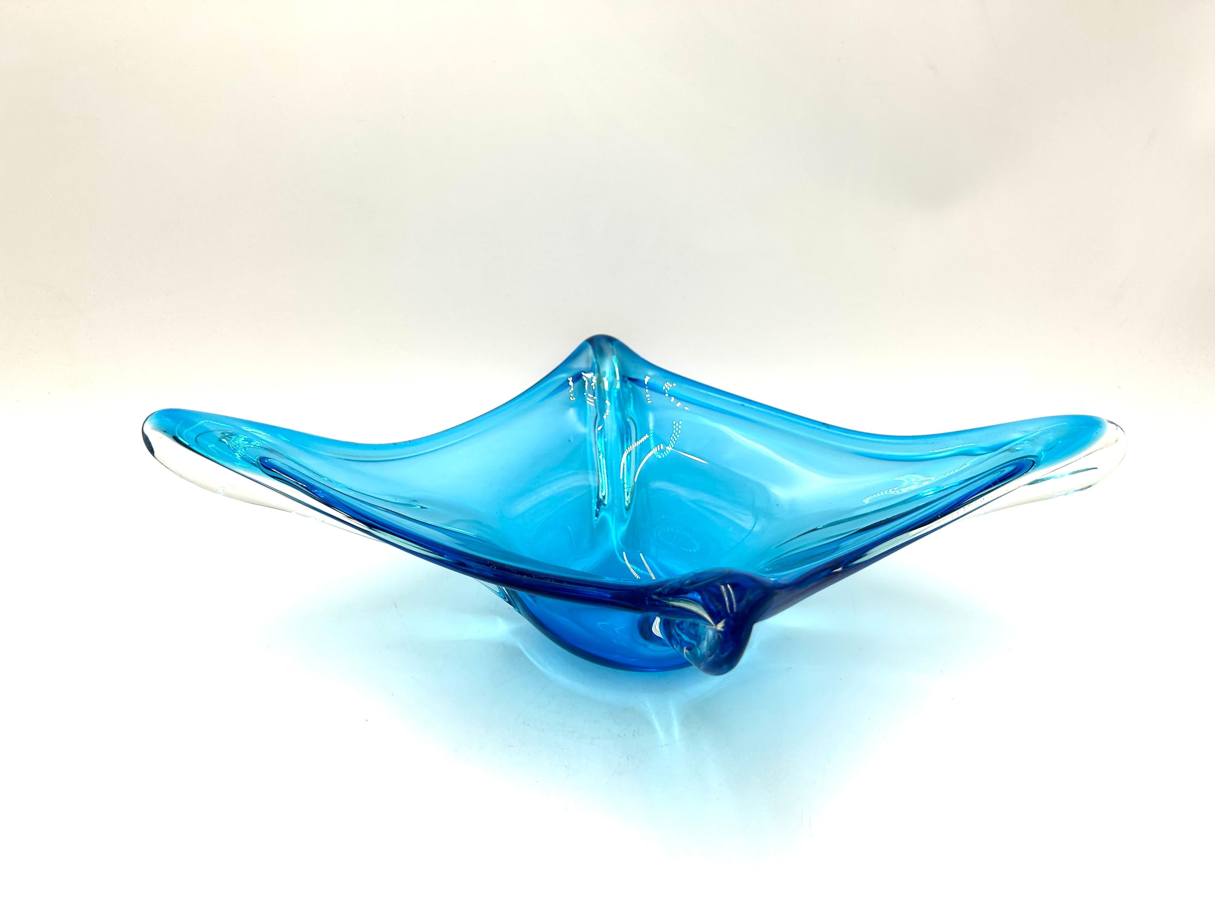 Blue art glass platter

Made in the Czech Republic in the middle of the 20th century

Very good condition, no damage

Height 10cm width 40cm depth 28cm.