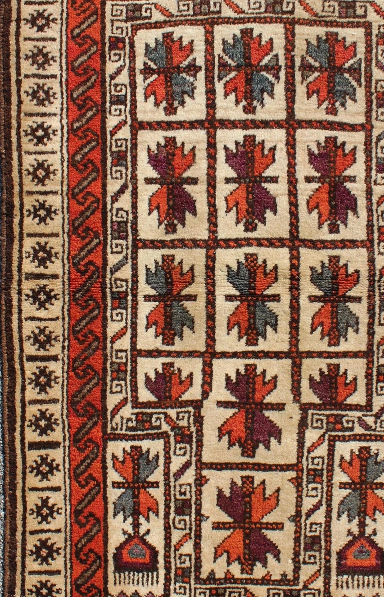 Midcentury vintage Beluch rug with all-over diamond pattern in red and charcoal. Keivan Woven Arts / rug H-1404-04 country of origin / type: Afghanistan / Tribal, circa mid-20th century

This impressive and complex vintage Afghan Beluch rug (circa