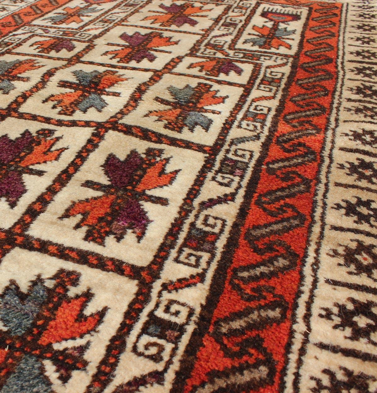 Annodato a mano Tappeto Beluch vintage di metà secolo con motivo a diamante all-over in rosso e carbone in vendita