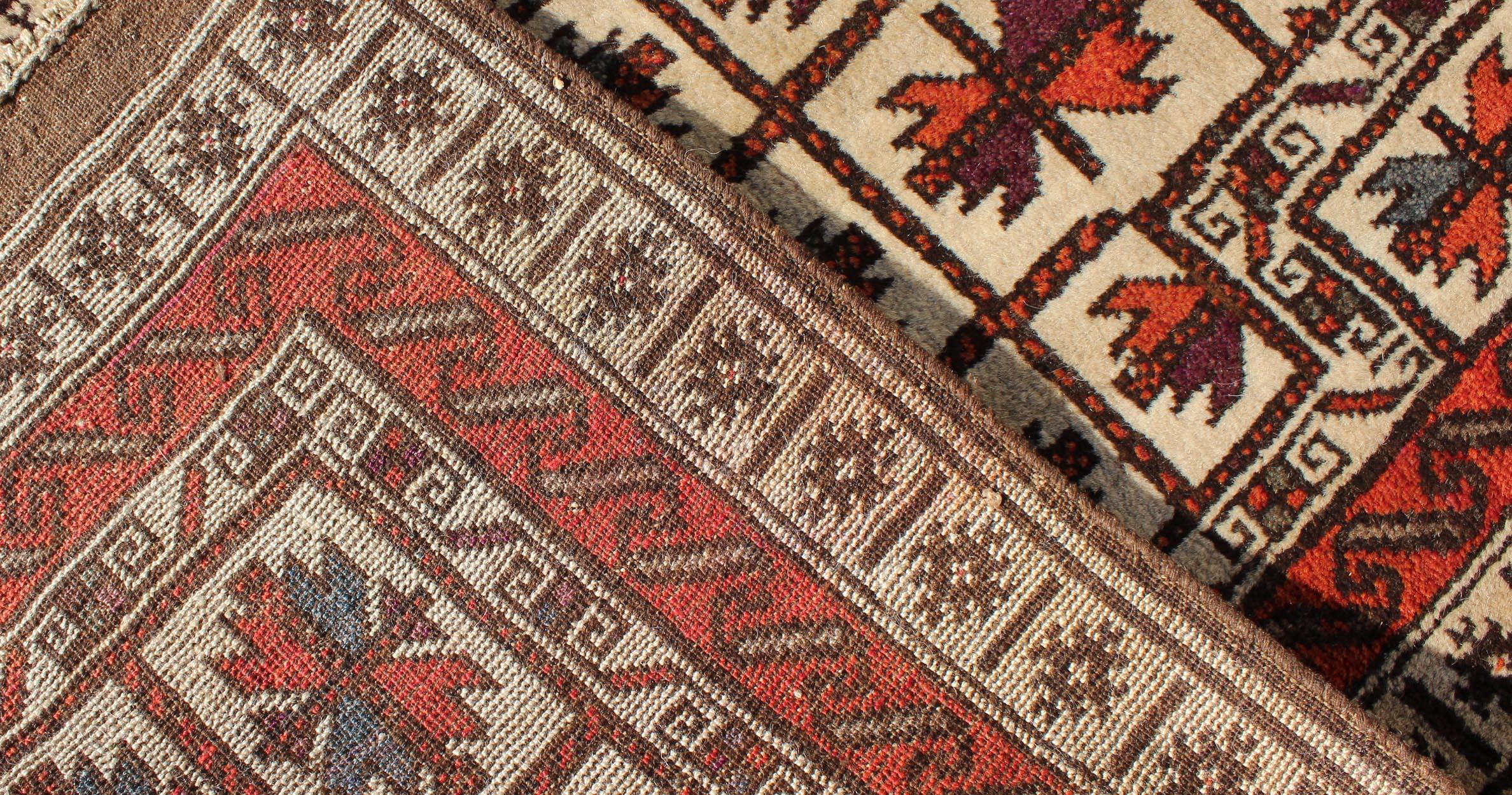 Tappeto Beluch vintage di metà secolo con motivo a diamante all-over in rosso e carbone In condizioni buone in vendita a Atlanta, GA