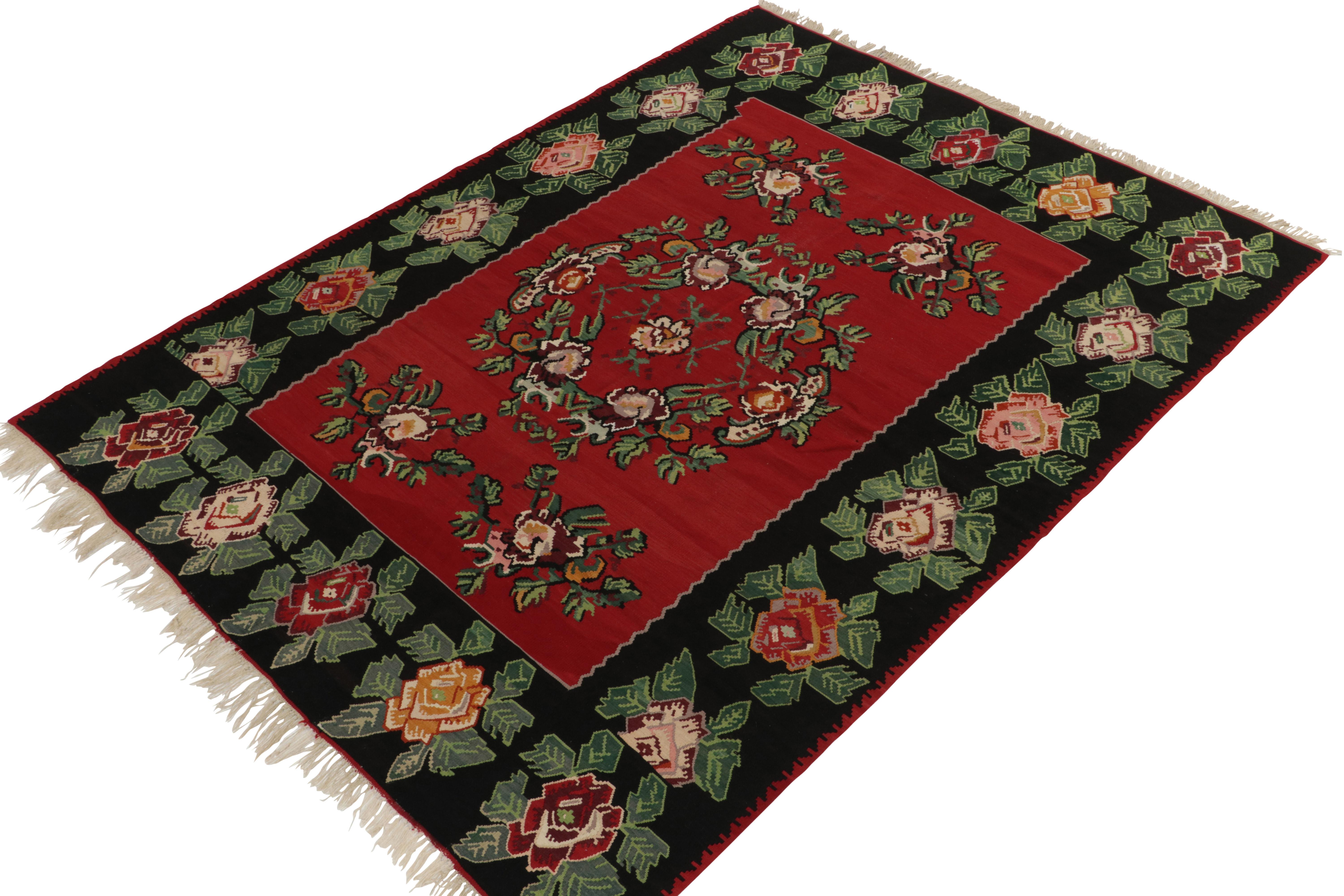 Dieser türkische Kelim-Teppich aus der Mitte des letzten Jahrhunderts wurde um 1950-1960 aus flachgewebter Wolle handgefertigt und ist im bessarabischen Stil gehalten, wobei dieses Design europäische, insbesondere rumänische, Inspirationen enthält.