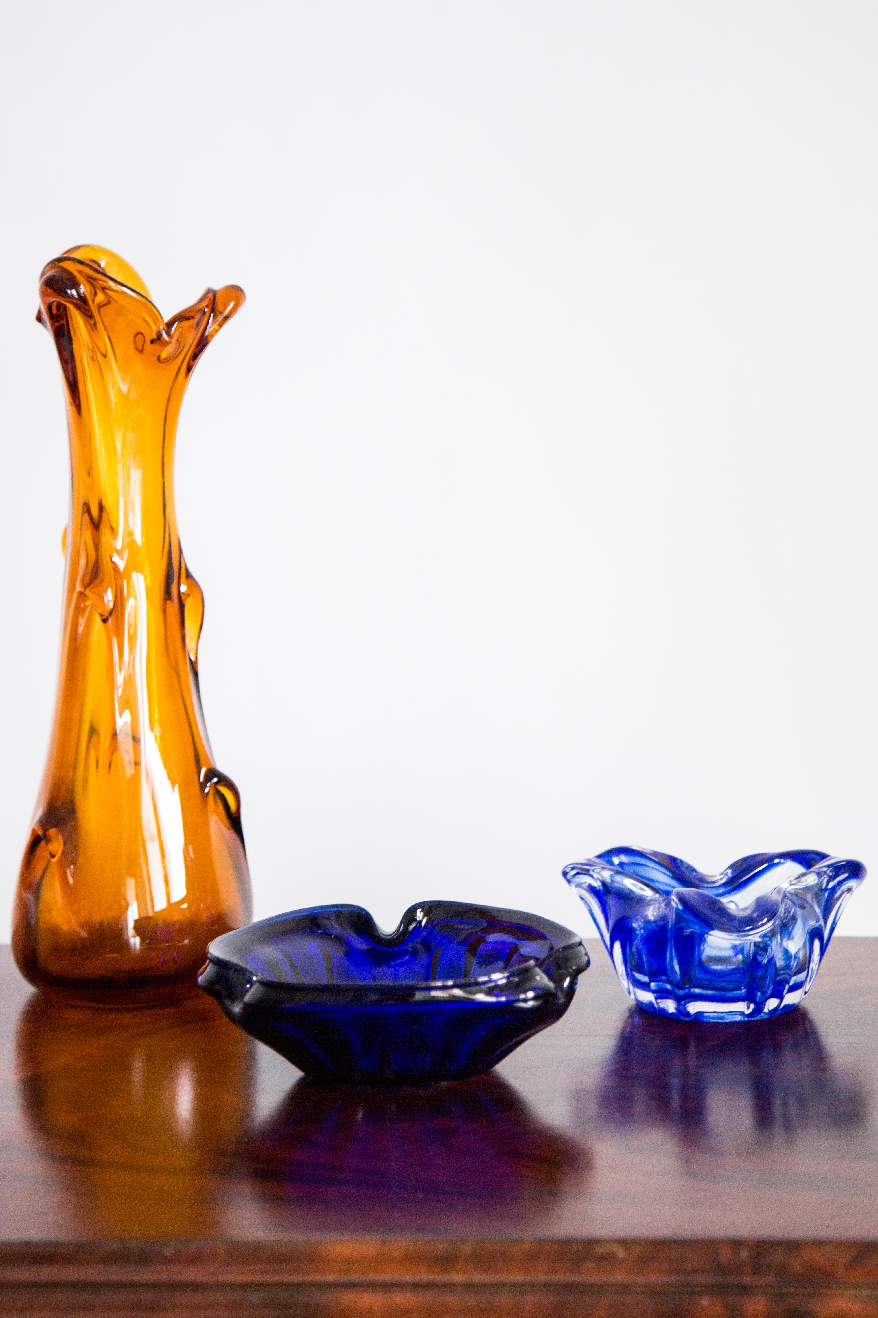 Precioso plato/vaso decorativo de cristal azul procedente de Italia. 
La placa está en muy buen estado vintage, sin daños ni grietas. 
Vidrio original. Una pieza única para cualquier mesa e interior 
Sólo hay una pieza disponible.