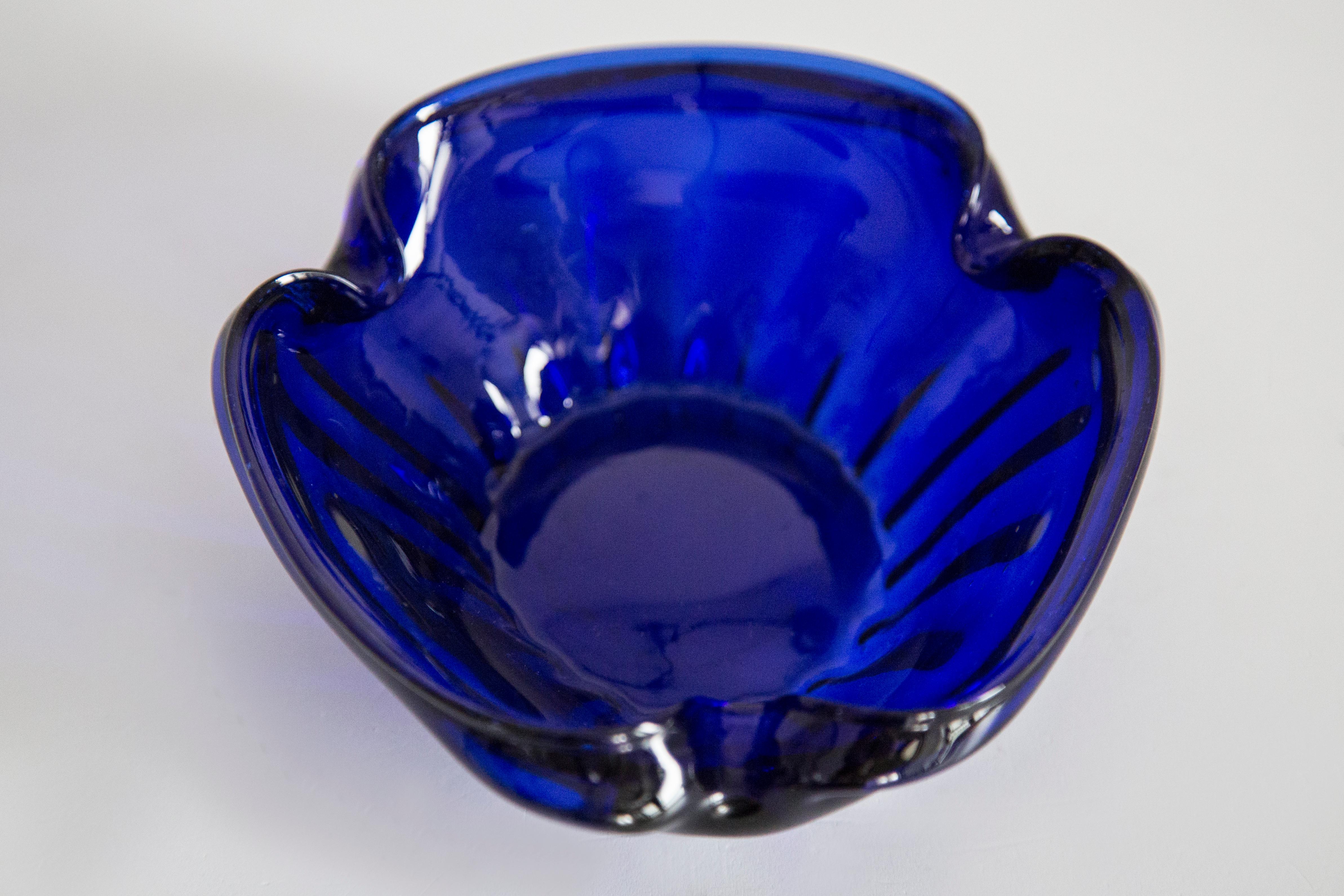Cenicero Plato Decorativo de Vidrio con Flor Azul de Mediados de Siglo, Italia, años 60 en Excelente estado para la venta en 05-080 Hornowek, PL