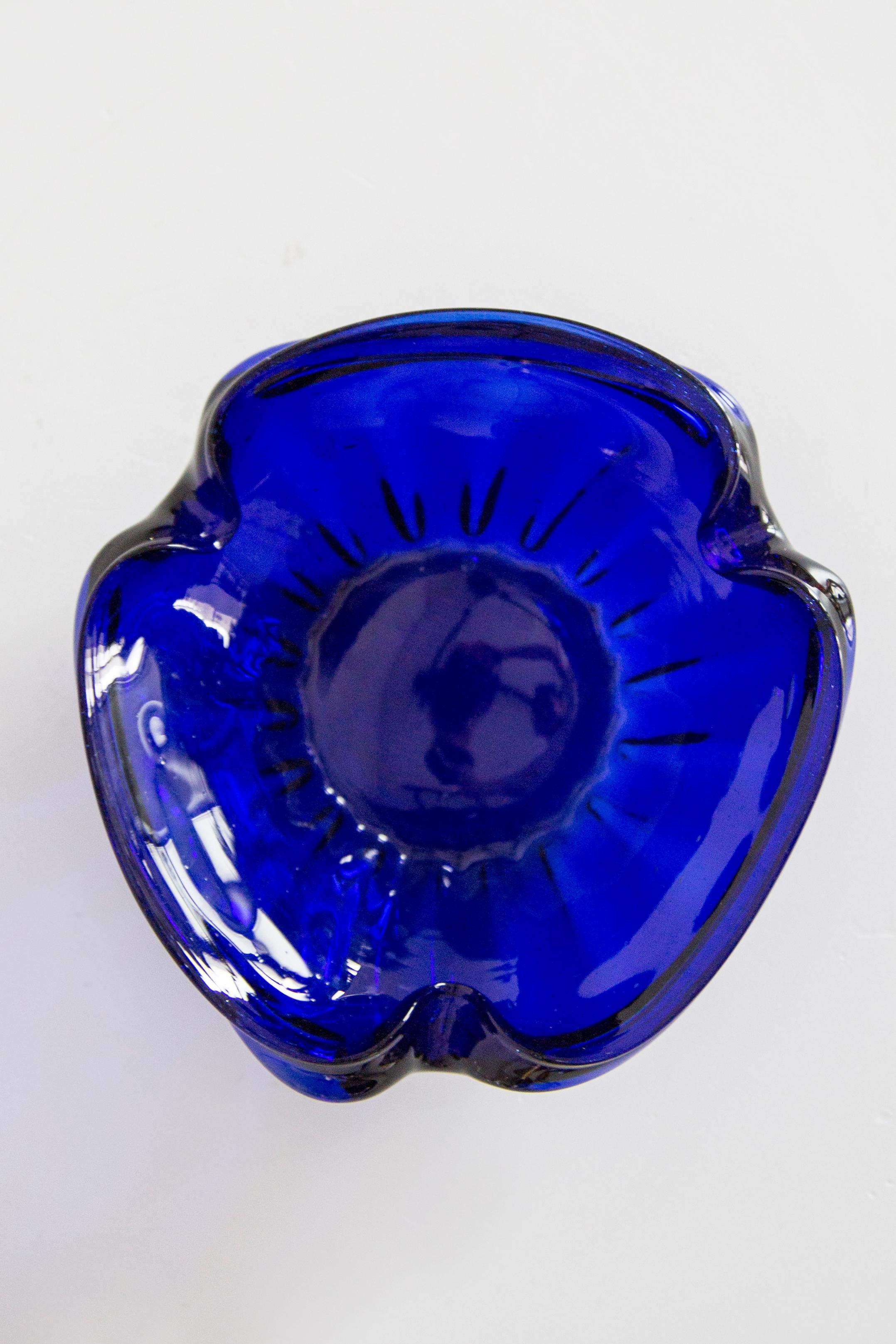 Cenicero Plato Decorativo de Vidrio con Flor Azul de Mediados de Siglo, Italia, años 60 siglo XX en venta