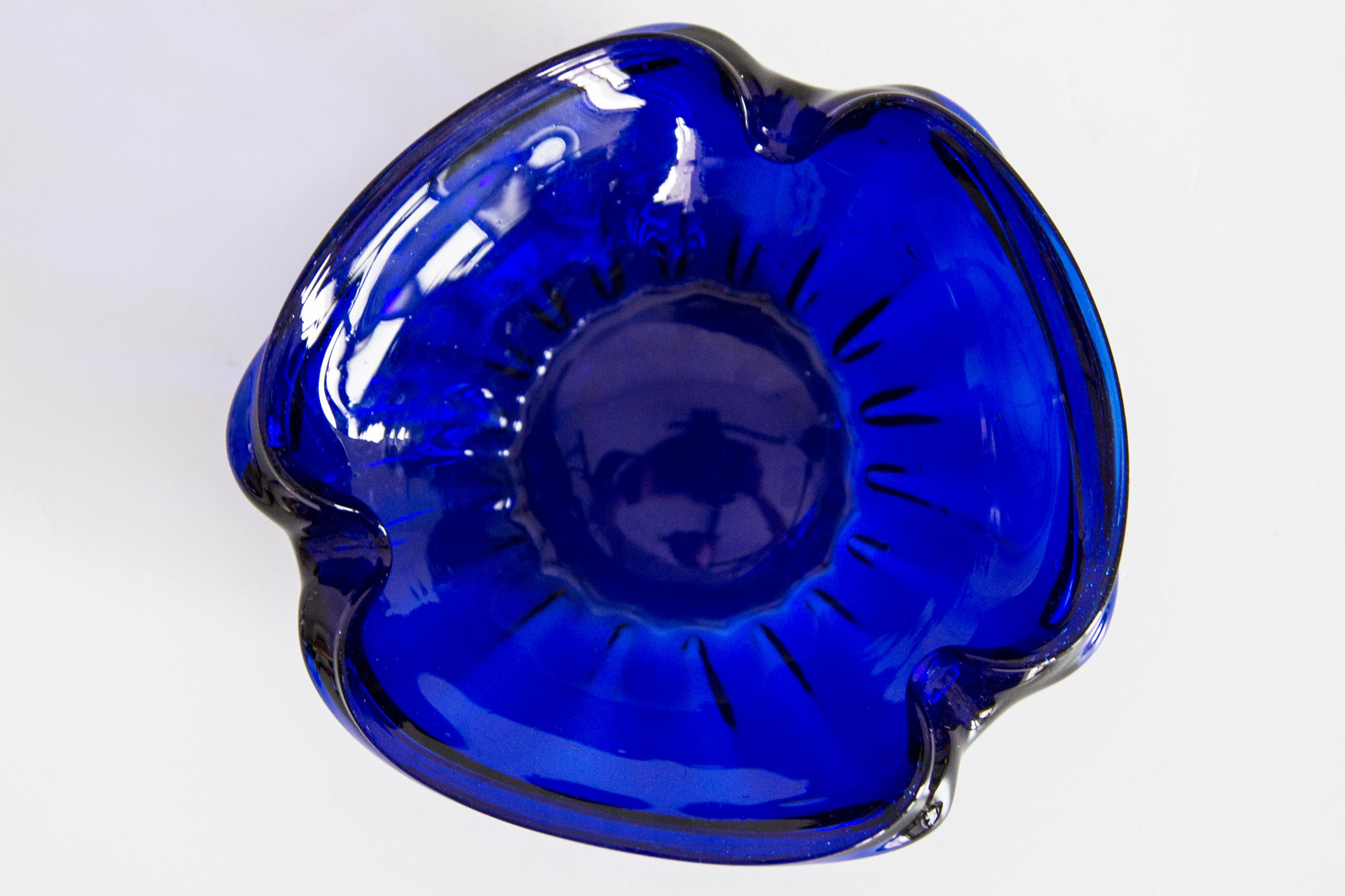 Cenicero Plato Decorativo de Vidrio con Flor Azul de Mediados de Siglo, Italia, años 60 Cerámico en venta