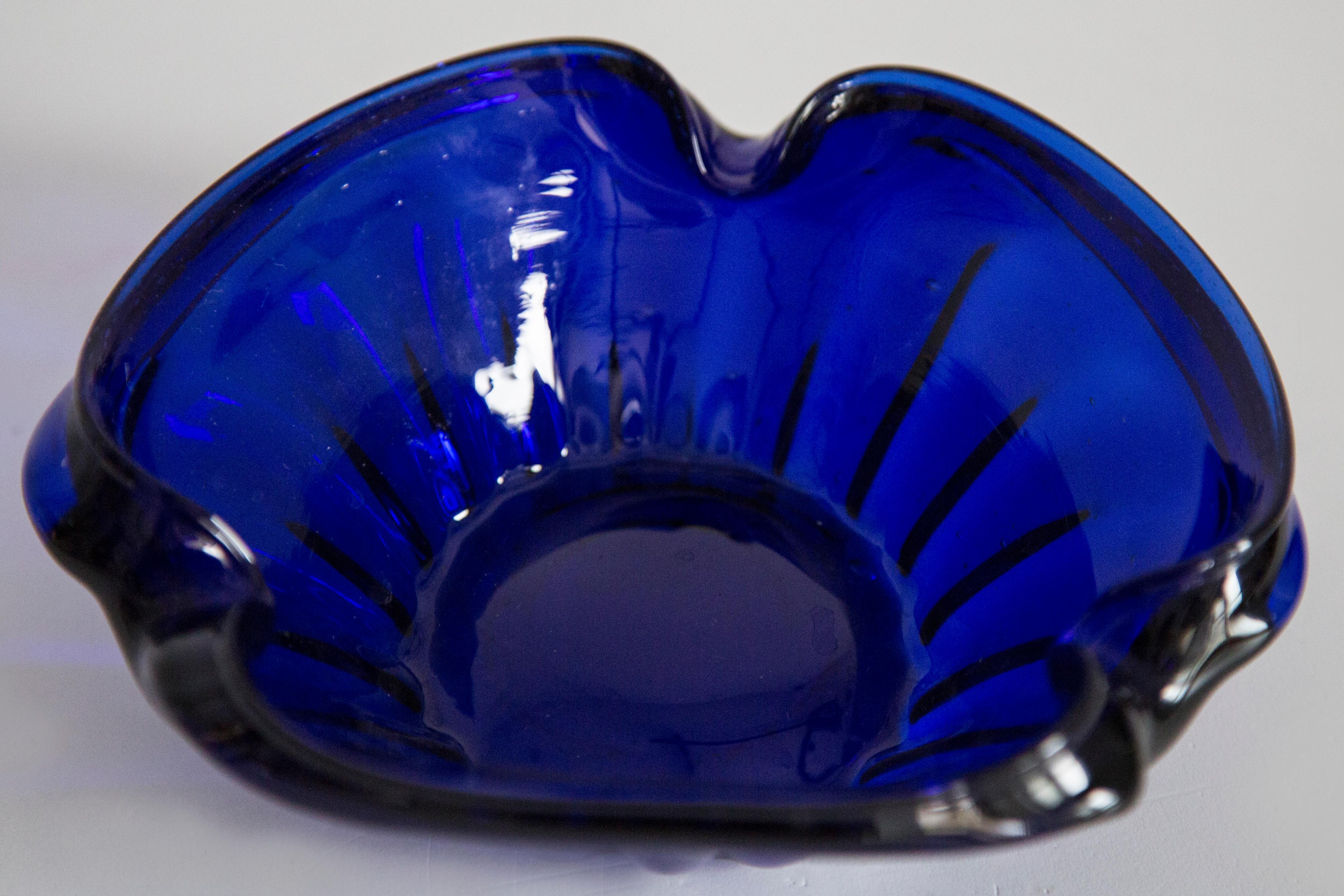 Cenicero Plato Decorativo de Vidrio con Flor Azul de Mediados de Siglo, Italia, años 60 en venta 1