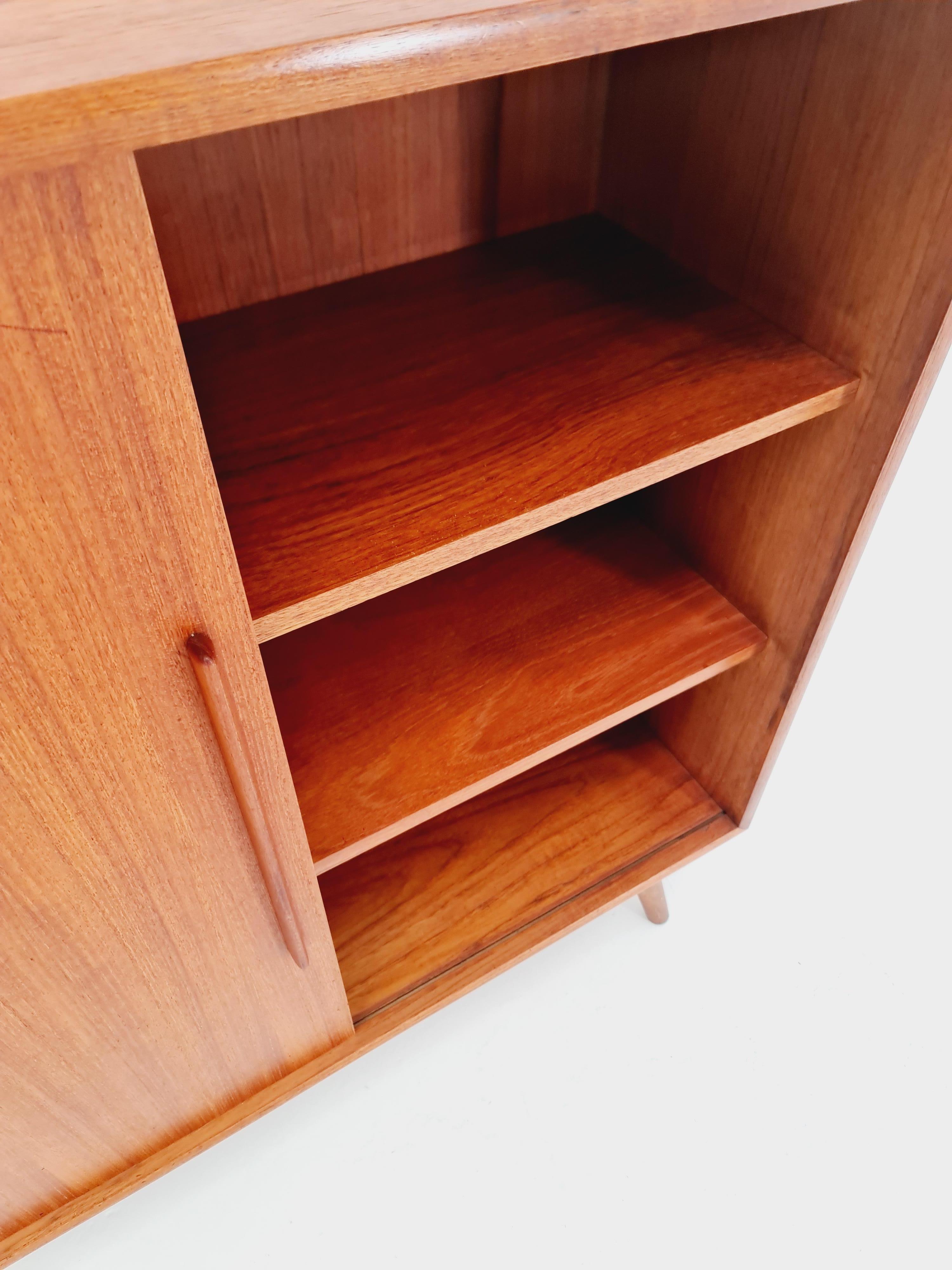 Danese Credenza vintage del Medioevo  mobile libreria danese in teak, anni '60 in vendita