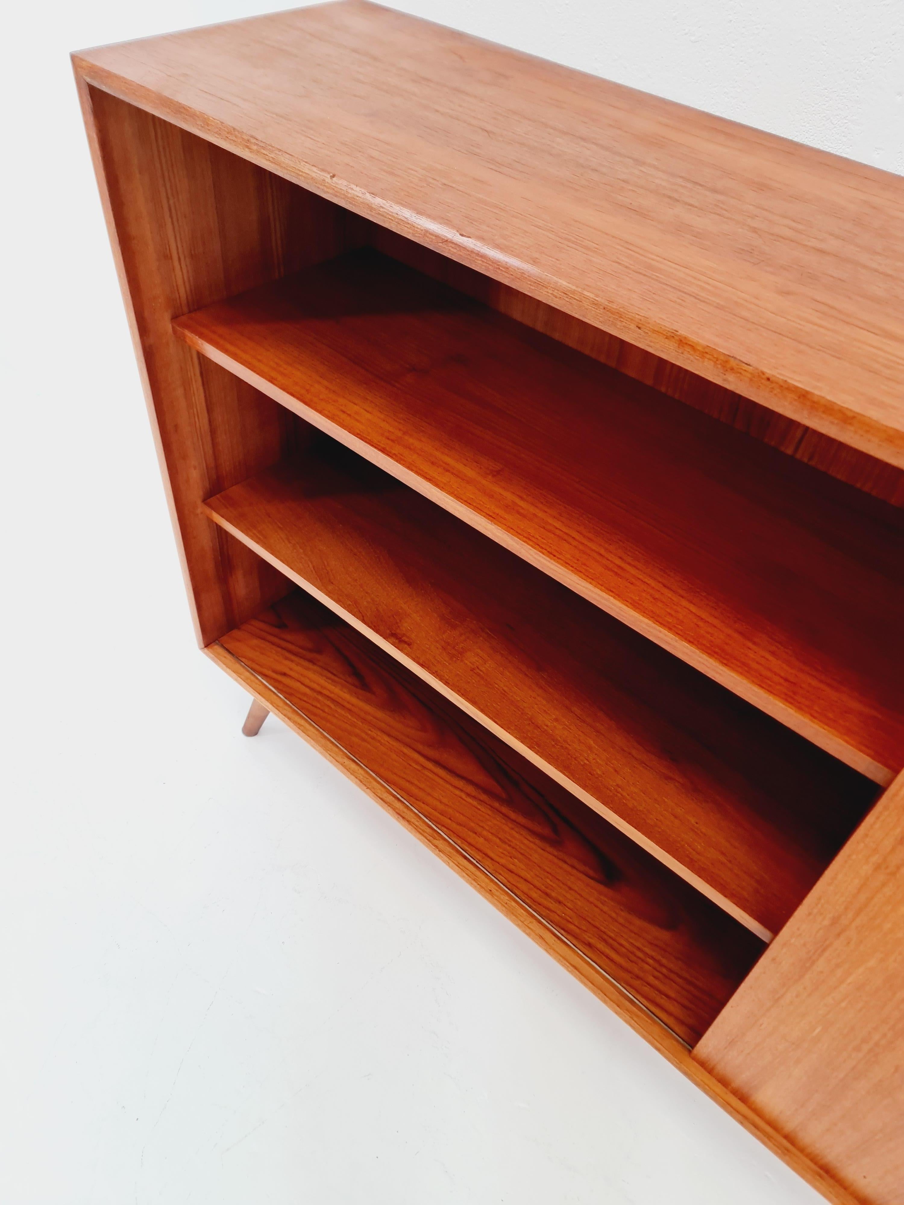 Credenza vintage del Medioevo  mobile libreria danese in teak, anni '60 In condizioni buone in vendita a Gaggenau, DE