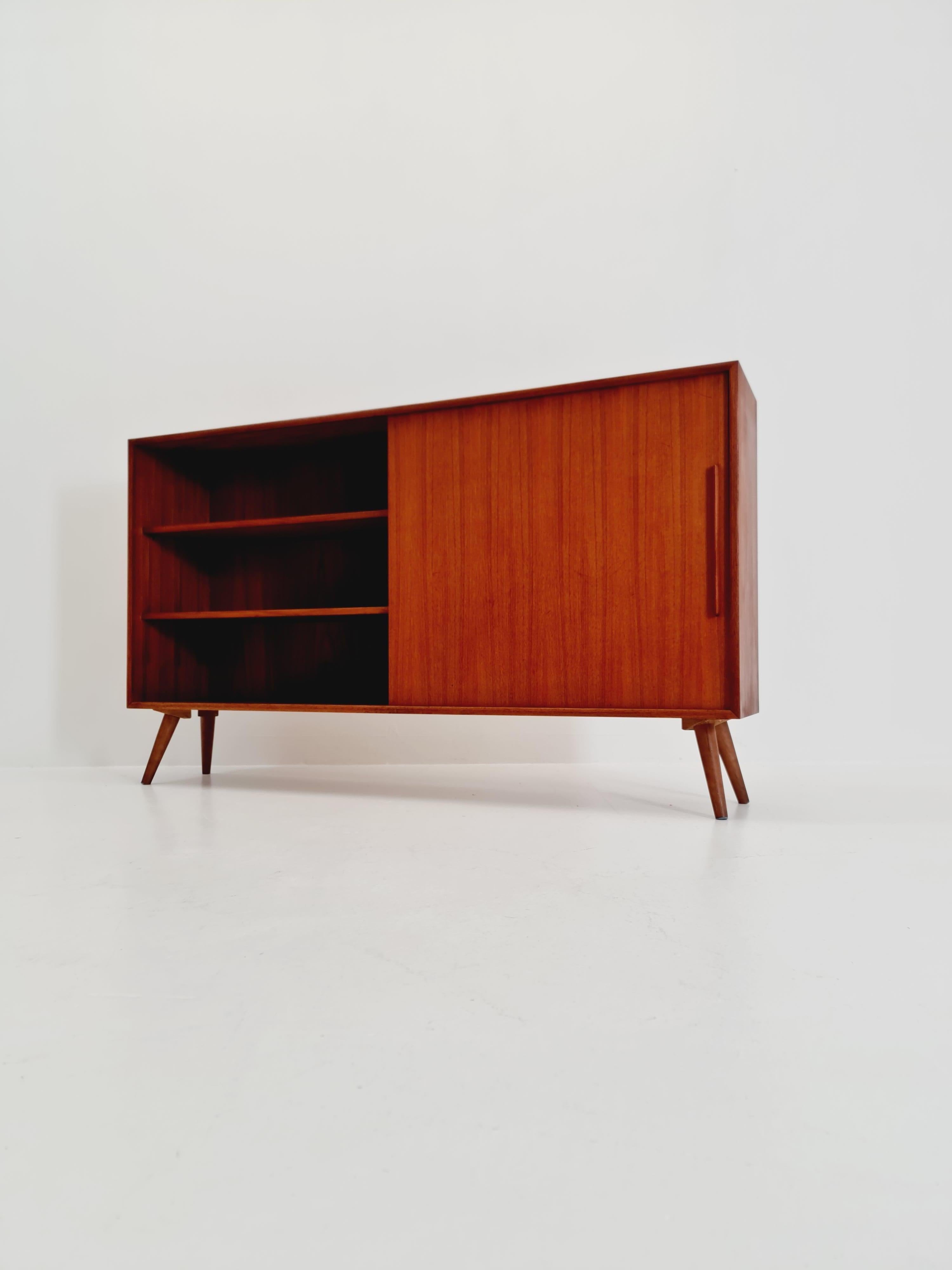 Metà XX secolo Credenza vintage del Medioevo  mobile libreria danese in teak, anni '60 in vendita