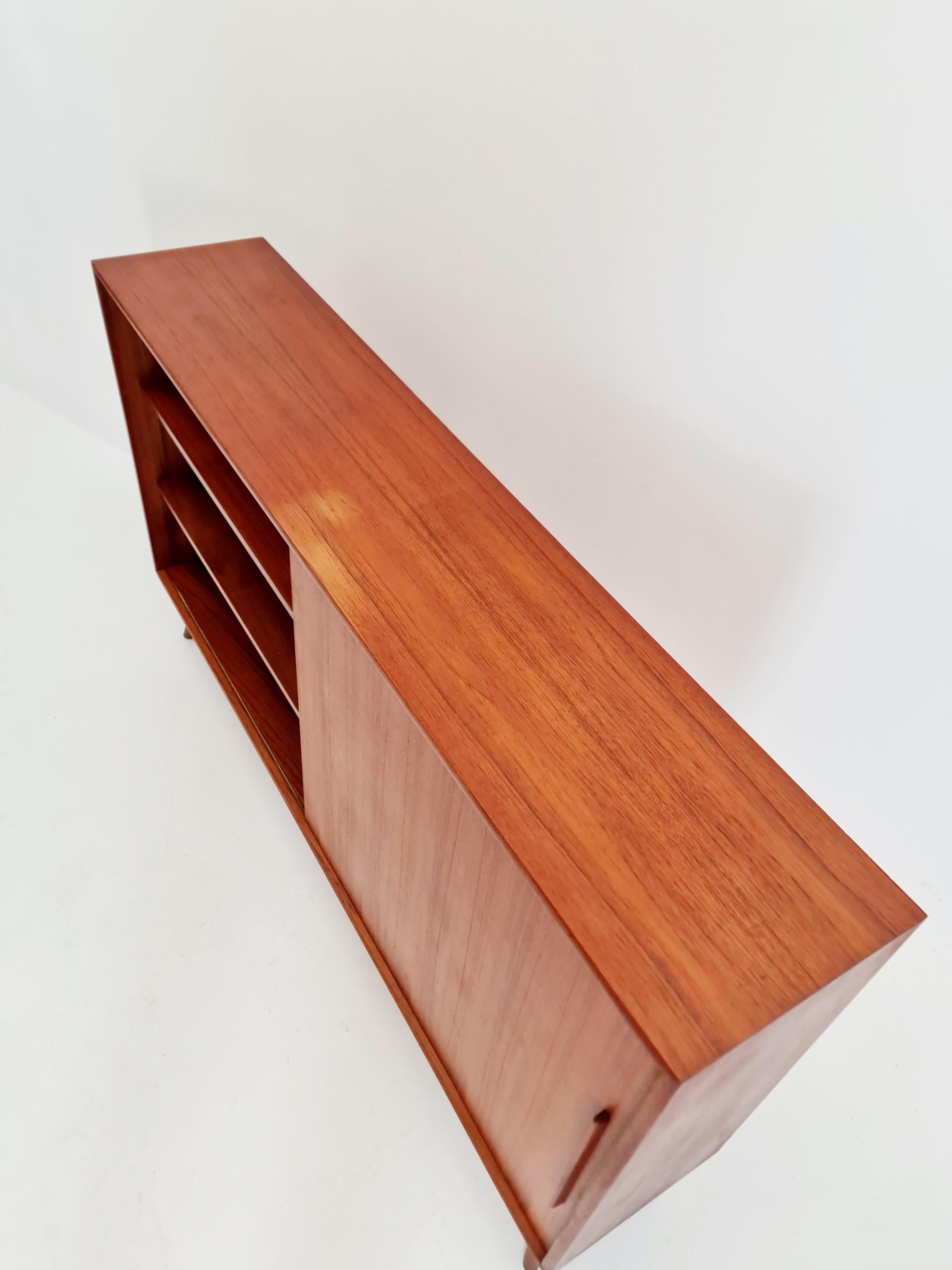 Teak Credenza vintage del Medioevo  mobile libreria danese in teak, anni '60 in vendita