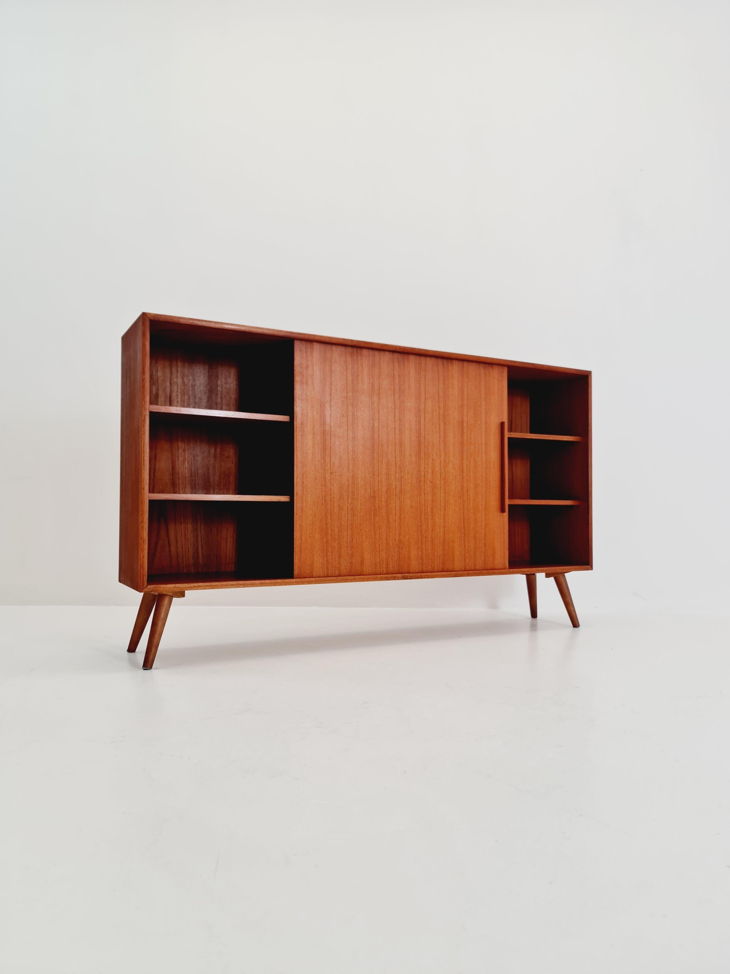 Credenza vintage del Medioevo  mobile libreria danese in teak, anni '60 in vendita 1