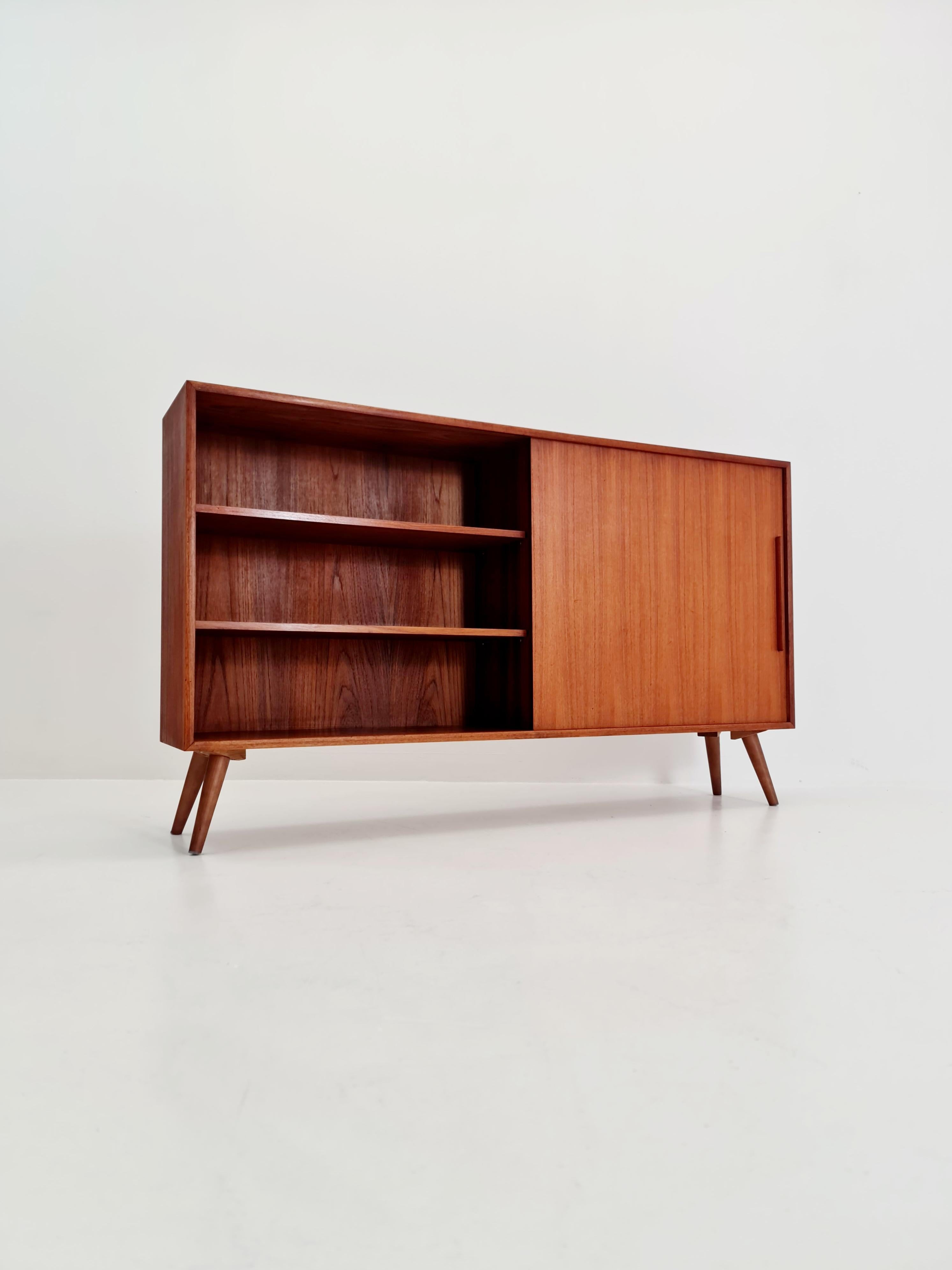 Credenza vintage del Medioevo  mobile libreria danese in teak, anni '60 in vendita 2