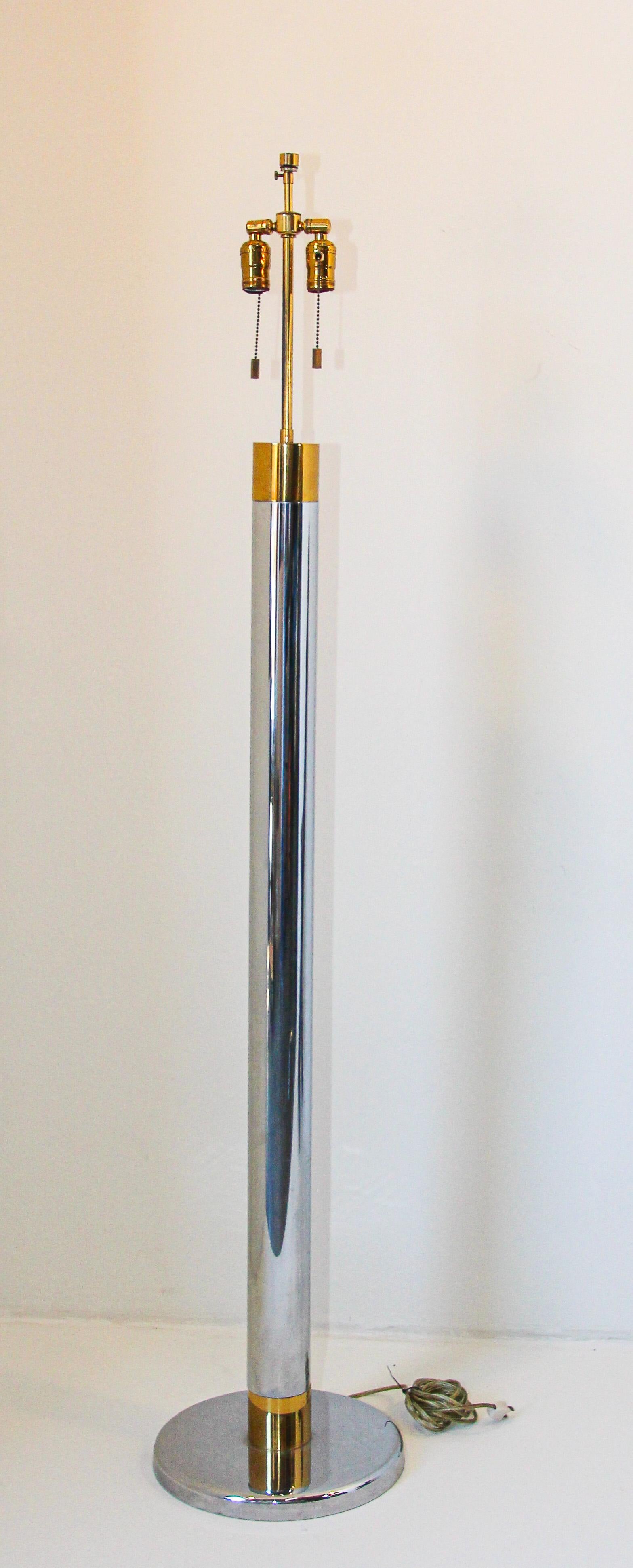 Midcentury Vintage Italienisch bicolor Chrom und Messing 1970er Jahre hohe Stehlampe.
Vintage Stehleuchte aus Chrom und poliertem Messing mit rundem Sockel, Doppelfassungen.
Moderne italienische Stehlampe aus der Jahrhundertmitte, hergestellt in