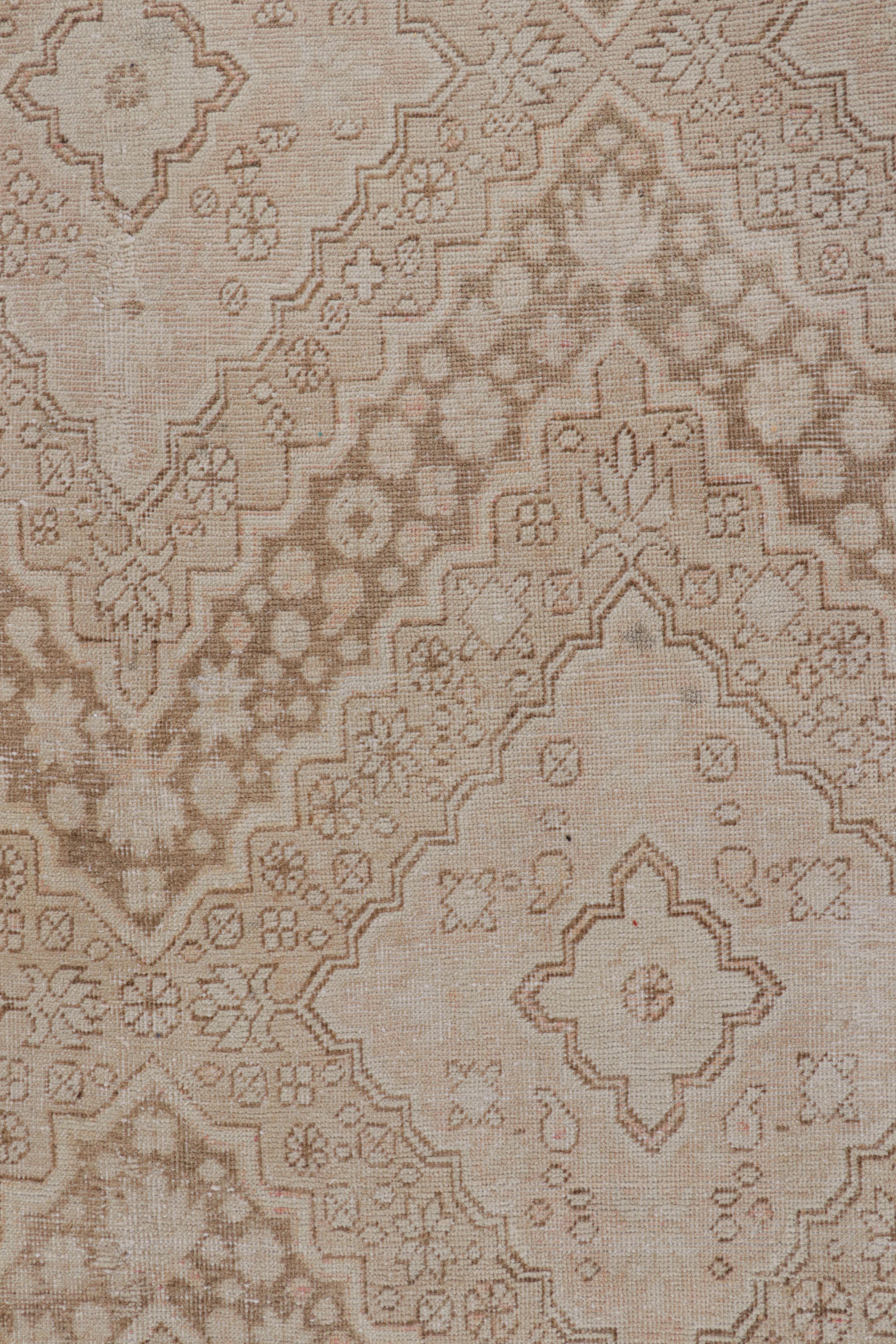 Turkestan orientale Tappeto Khotan Vintage di transizione in lana beige e nera del Medioevo in vendita