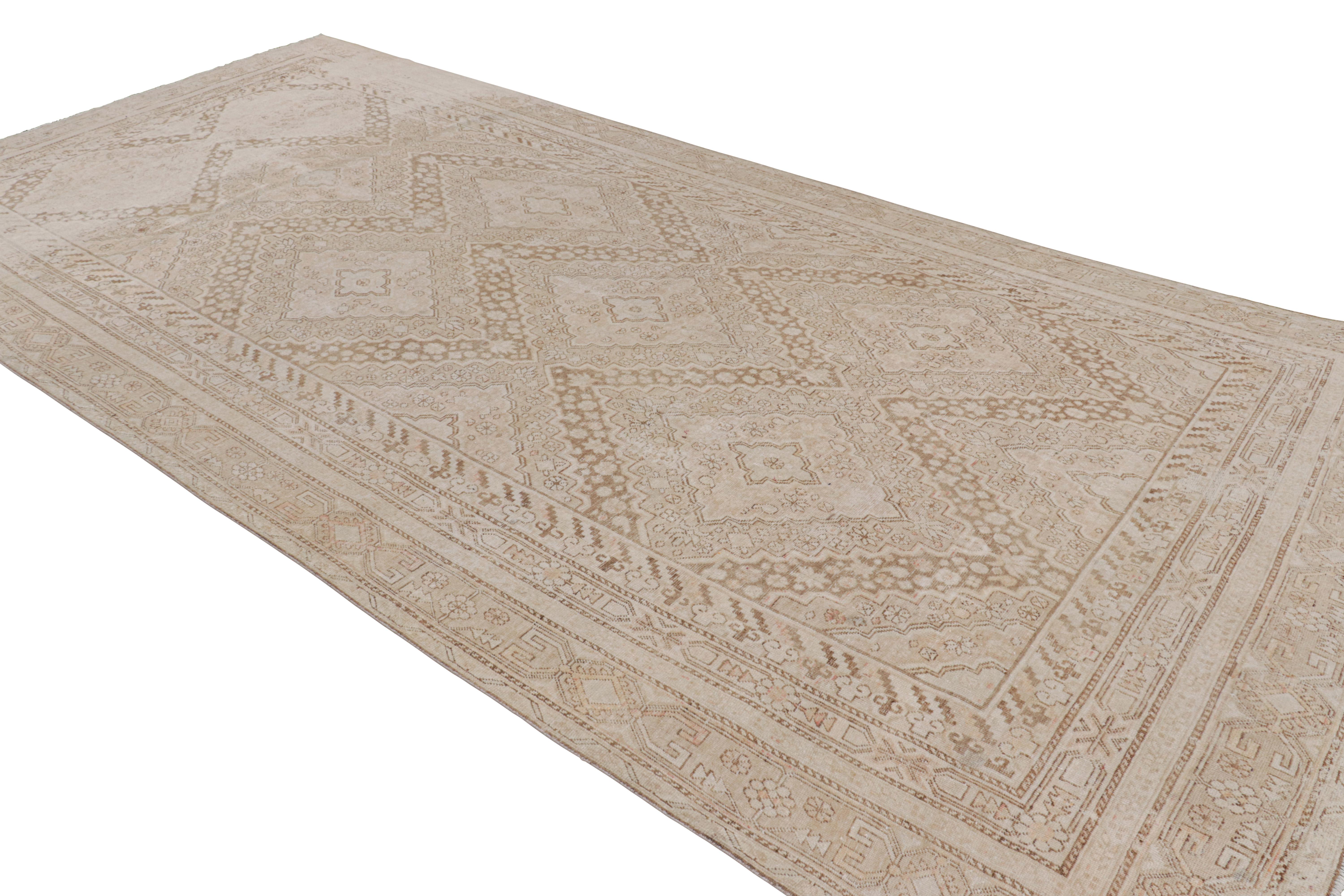 Annodato a mano Tappeto Khotan Vintage di transizione in lana beige e nera del Medioevo in vendita