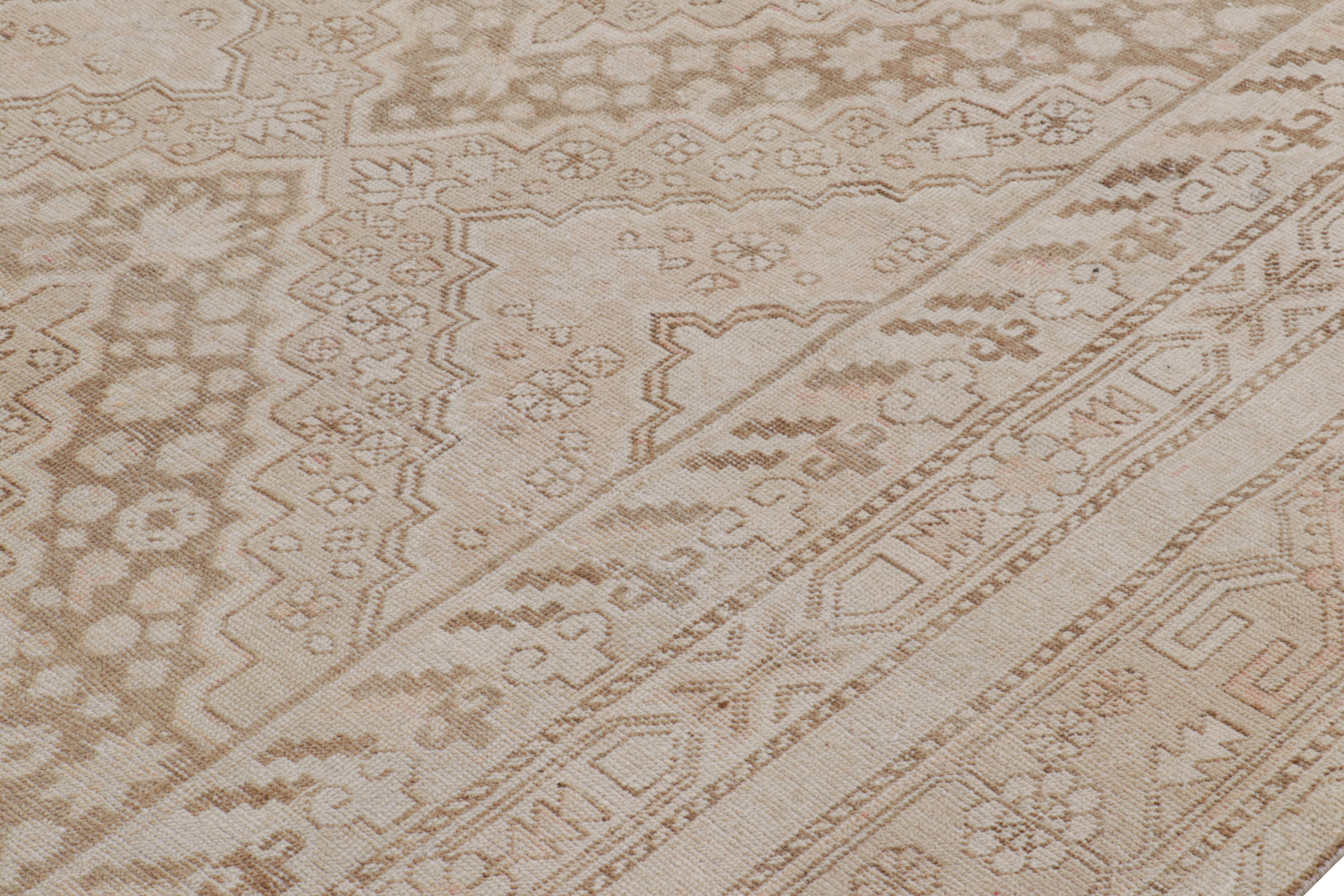 Metà XX secolo Tappeto Khotan Vintage di transizione in lana beige e nera del Medioevo in vendita