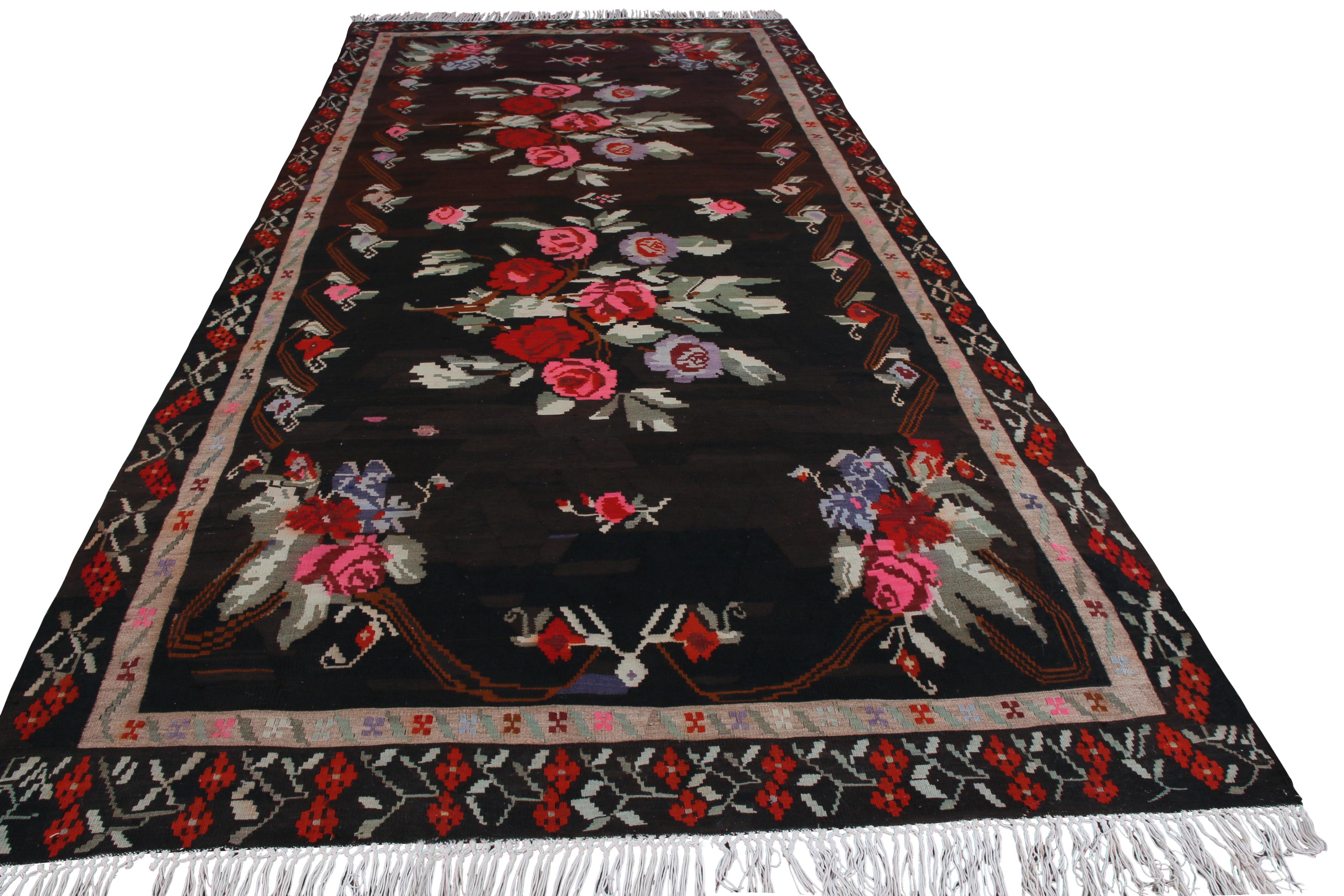 De mediados de siglo, procedente de Turquía, esta alfombra Kilim turca de tejido plano de Besarabia presenta los detalles florales por los que es conocido este estilo. Con orígenes estilísticos europeos en Rumanía, el estilo Besarabia se incorporó a