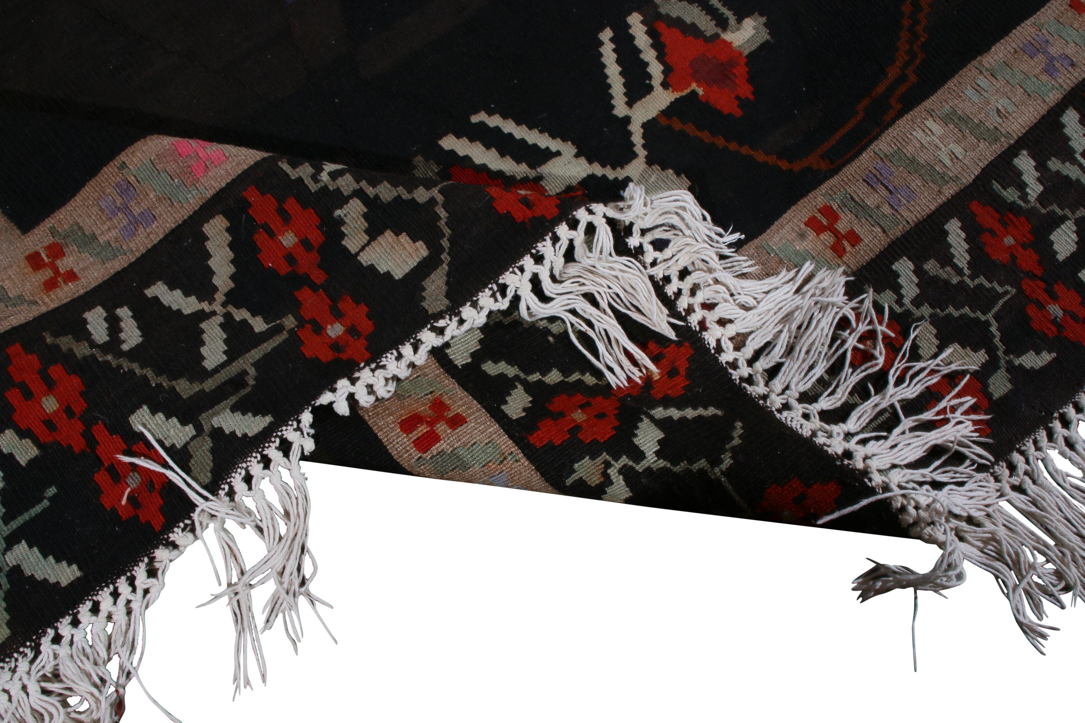 Alfombra Kilim Vintage de mediados de siglo en tejido plano turco rojo negro by Rug & Kilim Tejido a mano en venta