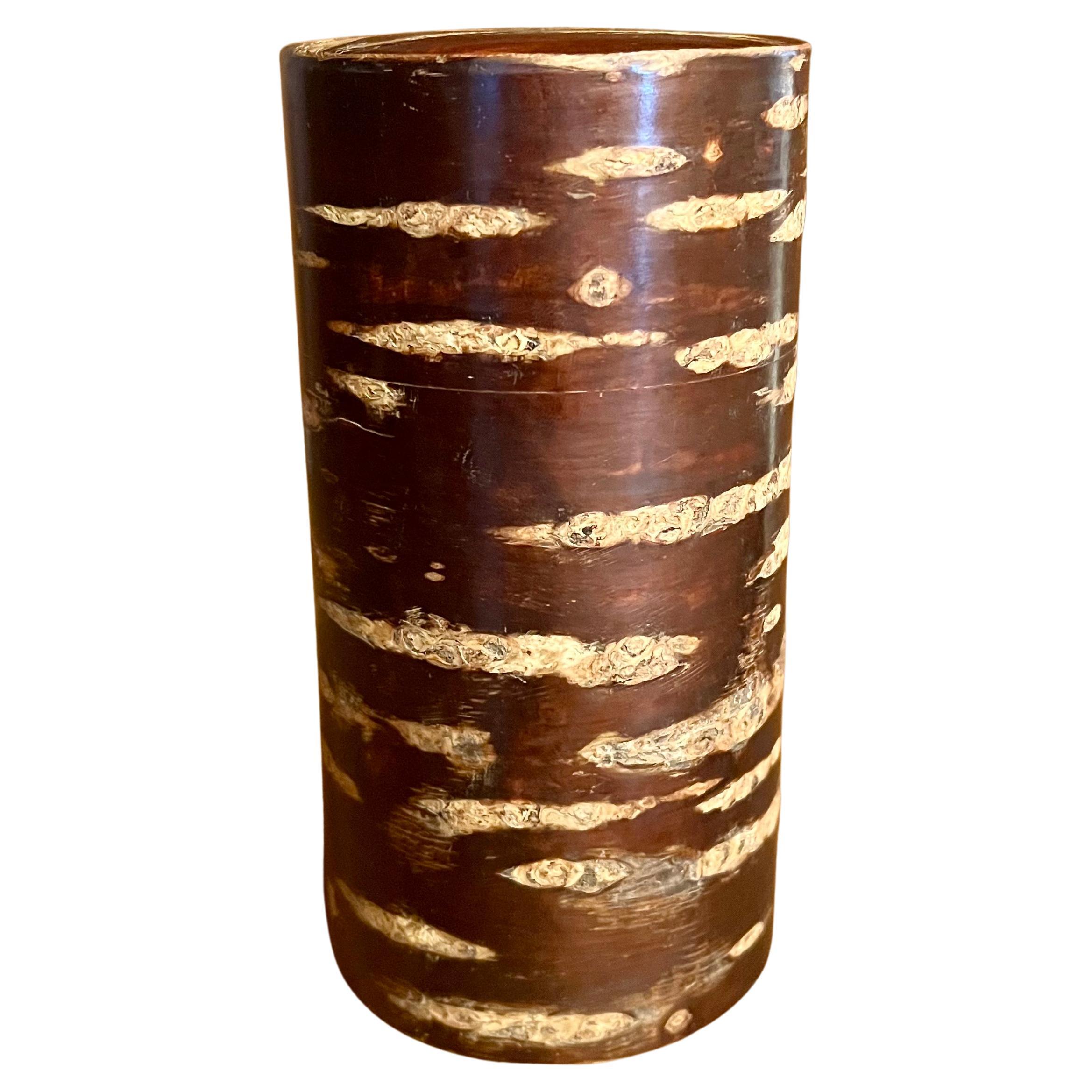Bellissimo e minimalista contenitore per tè proveniente dal Giappone. Questa rara bellezza è una scatola o un contenitore decorativo unico nel suo genere, che unisce la forma del midcentury alla bellezza organica. Costruito con pannelli di legno