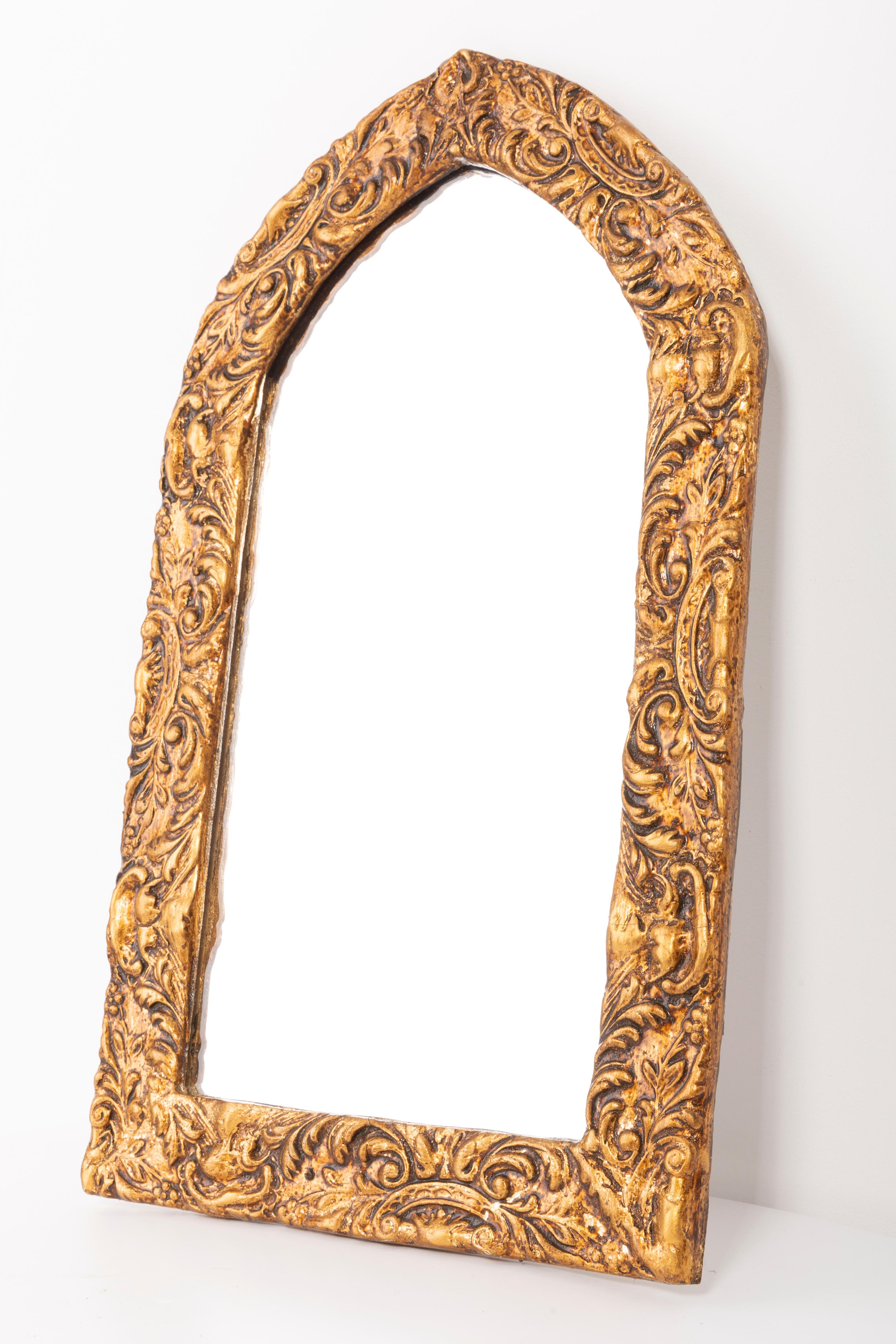 Un miroir dans un cadre décoratif doré avec des fleurs d'Italie. Le cadre est en bois. Le miroir est en très bon état vintage, aucun dommage ou fissure dans le cadre. Verre original. Une belle pièce pour chaque intérieur ! Une seule pièce unique.