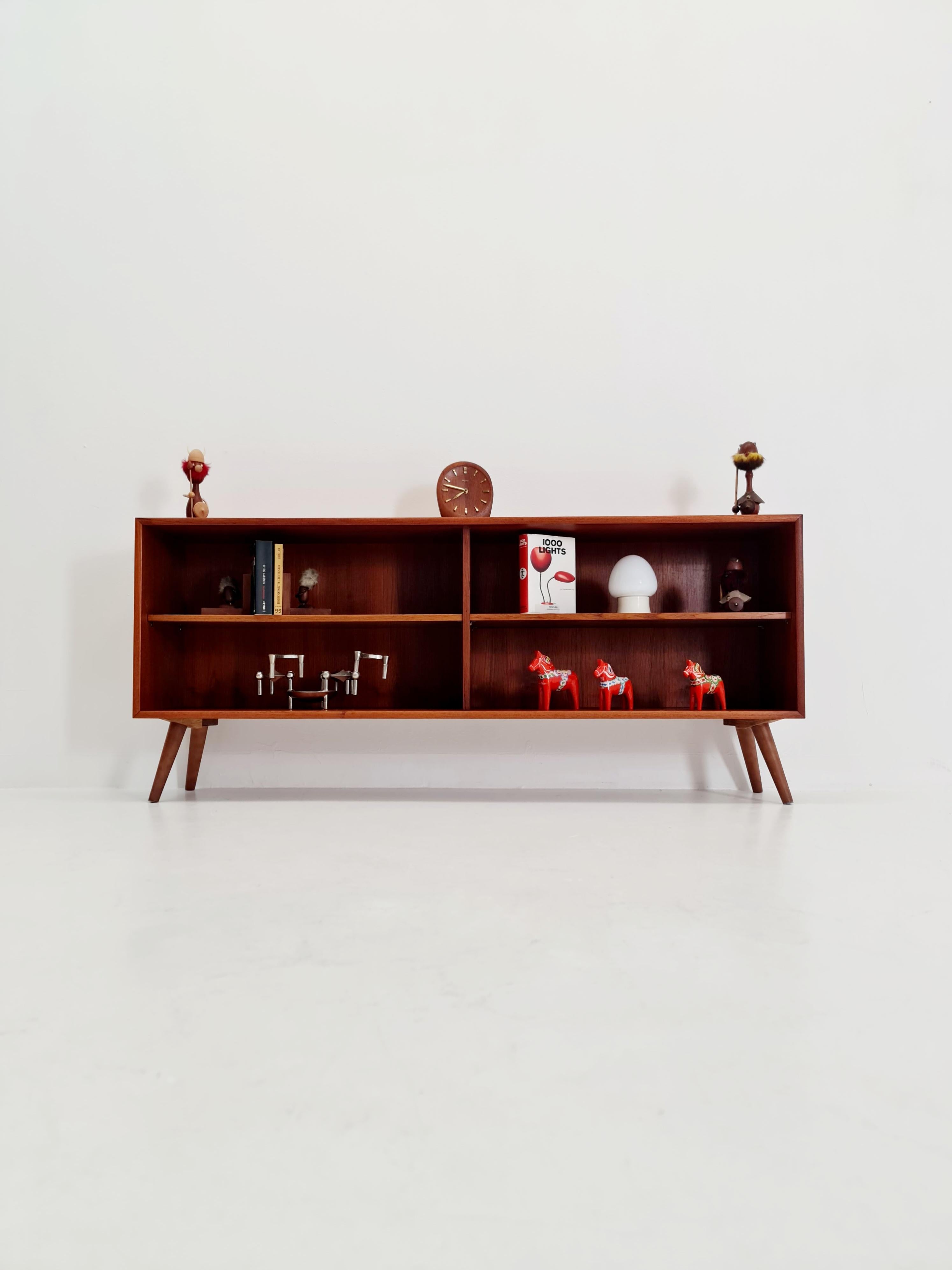 Libreria danese d'epoca in teak, anni '60

Anno di progettazione: 1960s 

Prodotto in Danimarca

Dimensioni: 

33 D. x 165 L. x 71 H. cm

È in buone condizioni d'epoca, tuttavia, come per tutti gli articoli d'epoca, è lecito aspettarsi qualche