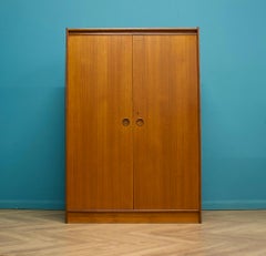 Armario vintage de teca de mediados de siglo de Bath Cabinet Makers, años 60