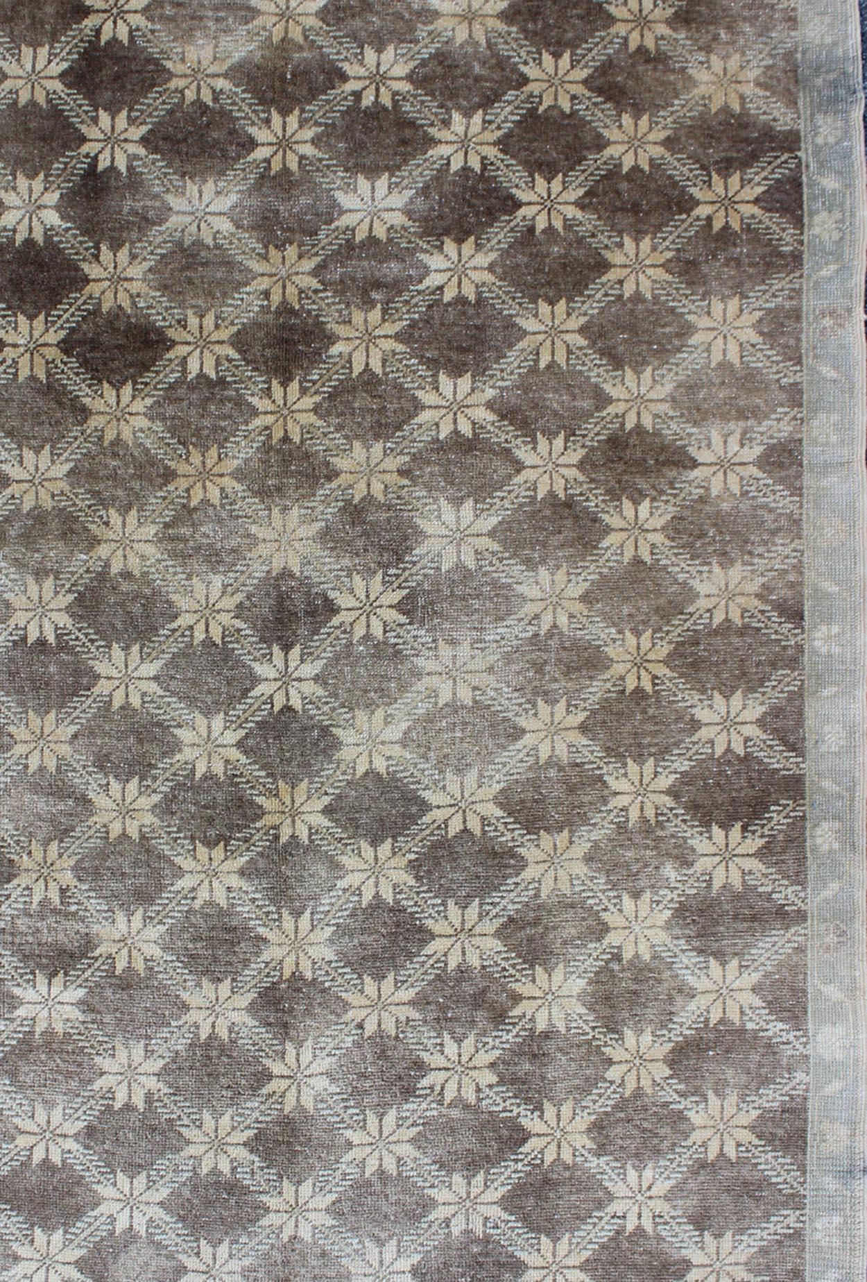 Maße: 5 x 7'10

Das Design dieses schönen alten Oushak-Teppichs aus der Türkei aus der Mitte des 20. Auf dem braunen Hintergrund befindet sich ein cremefarbenes Gittermuster, das mit Blumenmotiven verziert ist. Eine taupefarbene Blumenbordüre
