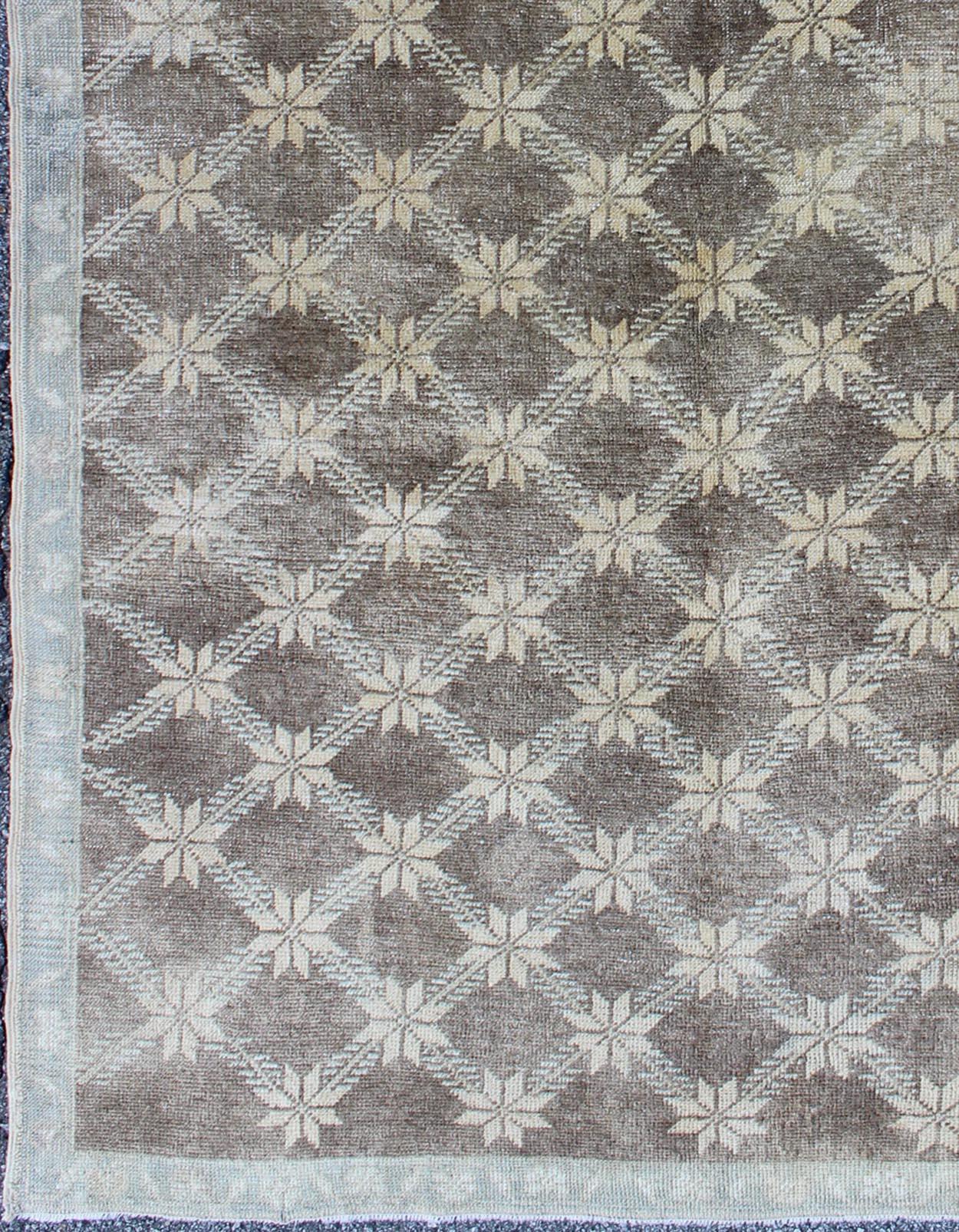 Türkischer Oushak-Teppich mit floralem Gittermuster aus der Mitte des Jahrhunderts (Handgeknüpft) im Angebot