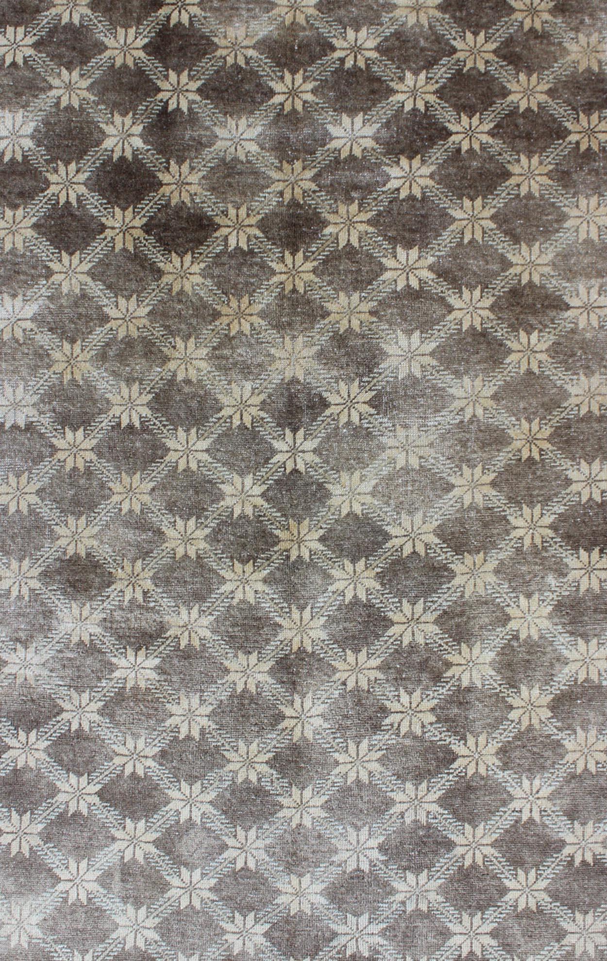 Türkischer Oushak-Teppich mit floralem Gittermuster aus der Mitte des Jahrhunderts im Zustand „Gut“ im Angebot in Atlanta, GA