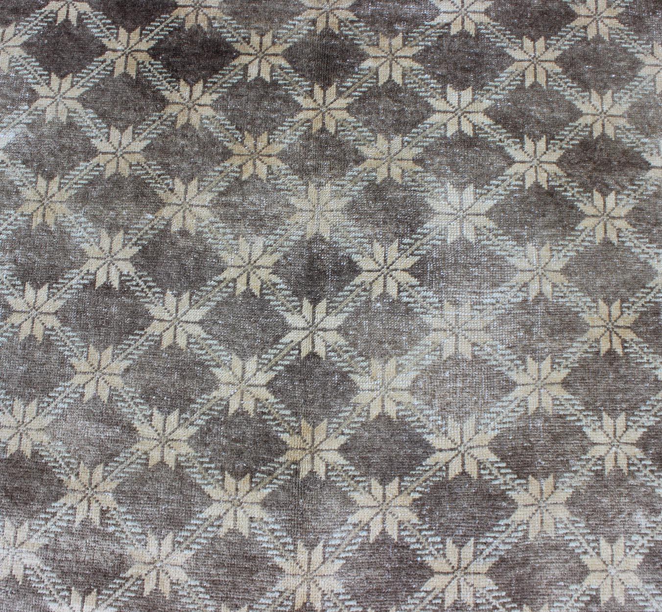 Türkischer Oushak-Teppich mit floralem Gittermuster aus der Mitte des Jahrhunderts (20. Jahrhundert) im Angebot