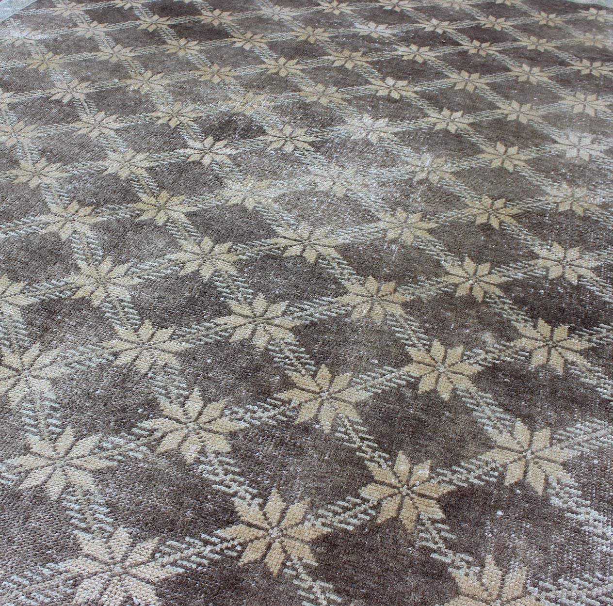 Türkischer Oushak-Teppich mit floralem Gittermuster aus der Mitte des Jahrhunderts (Wolle) im Angebot