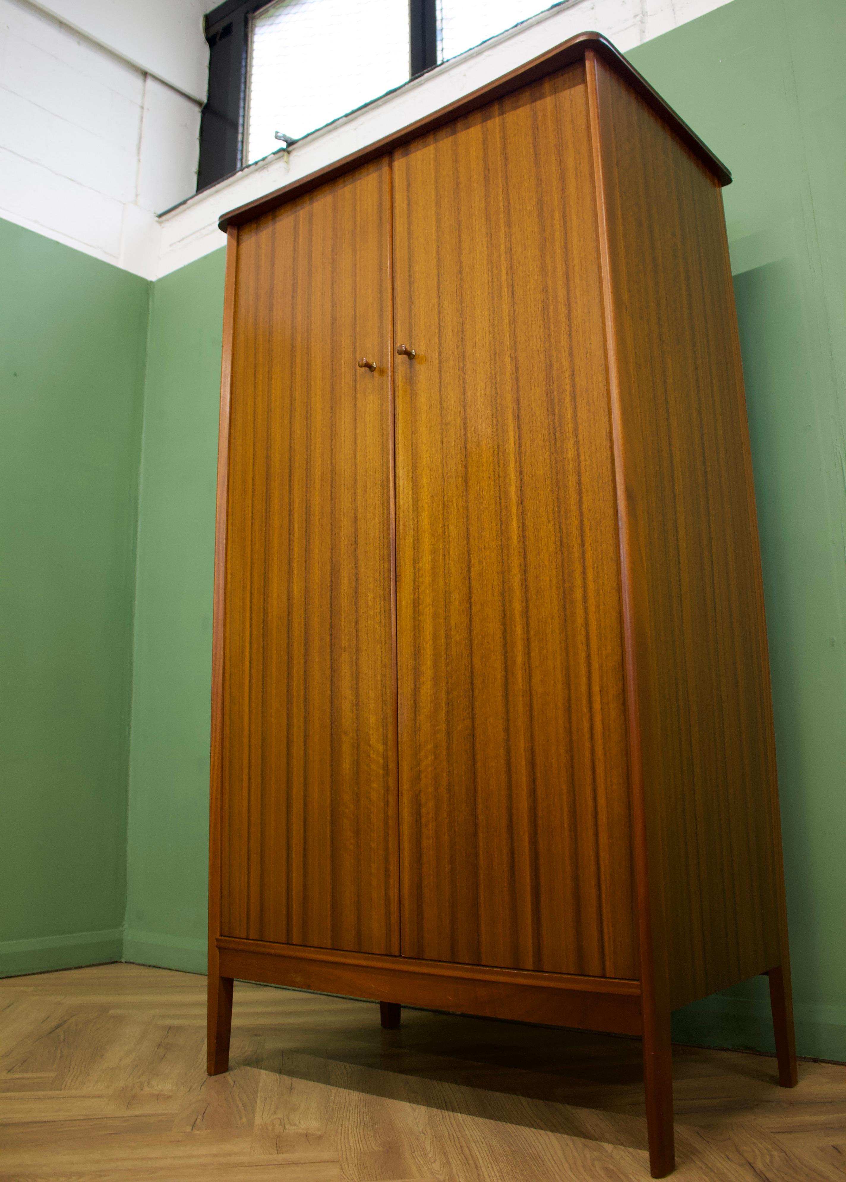 Midcentury Vintage Walnut Wardrobe by Peter Hayward for Vanson, 1960s In Good Condition For Sale In South Shields, GB