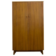 Armario Vintage de mediados de siglo en madera de nogal de Morris of Glasgow, años 60