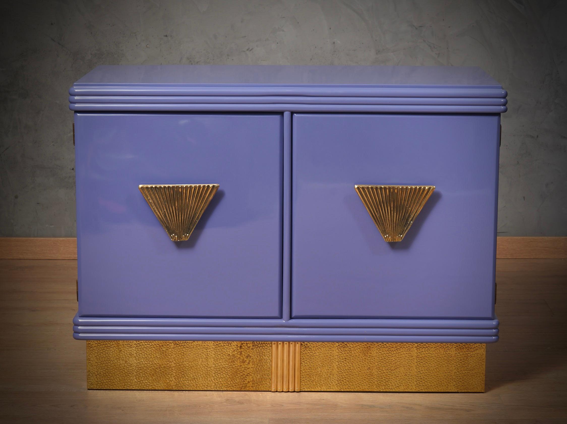 MidCentury Violett Farbe und Messing Dry Bar Credenze Buffet Sideboard, 1980 (Moderne der Mitte des Jahrhunderts) im Angebot