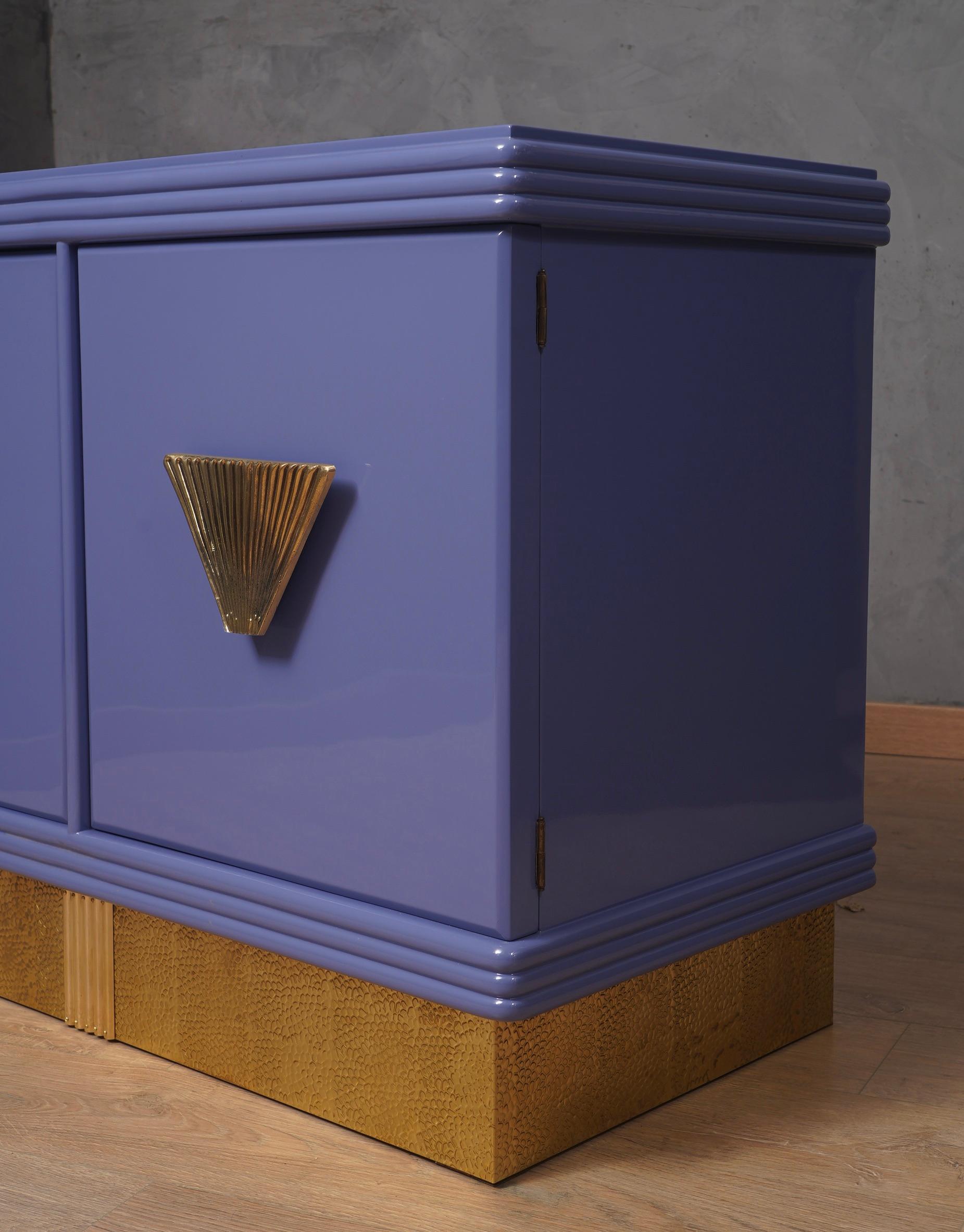 MidCentury Violett Farbe und Messing Dry Bar Credenze Buffet Sideboard, 1980 im Zustand „Gut“ im Angebot in Rome, IT