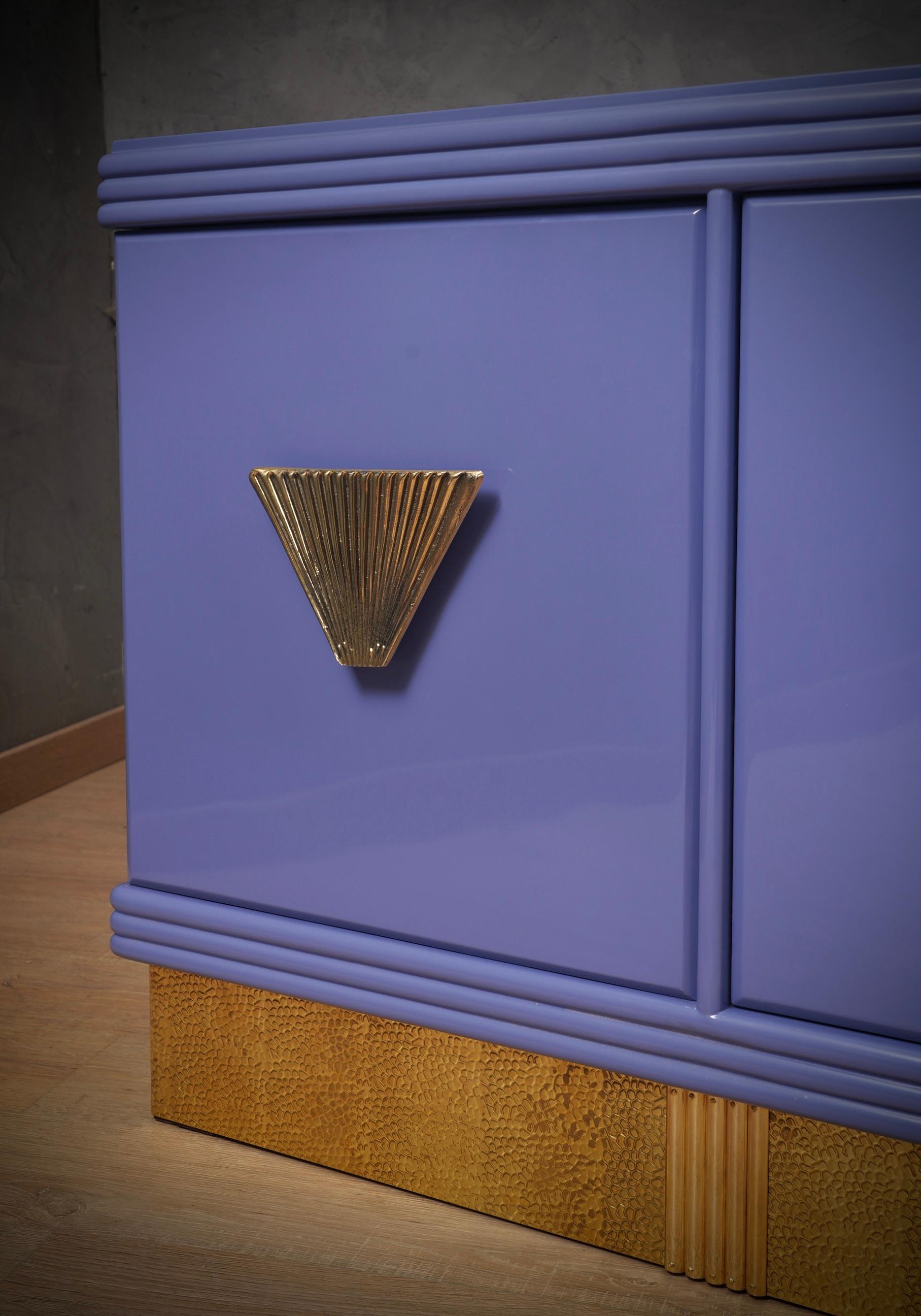 MidCentury Violett Farbe und Messing Dry Bar Credenze Buffet Sideboard, 1980 (Ende des 20. Jahrhunderts) im Angebot