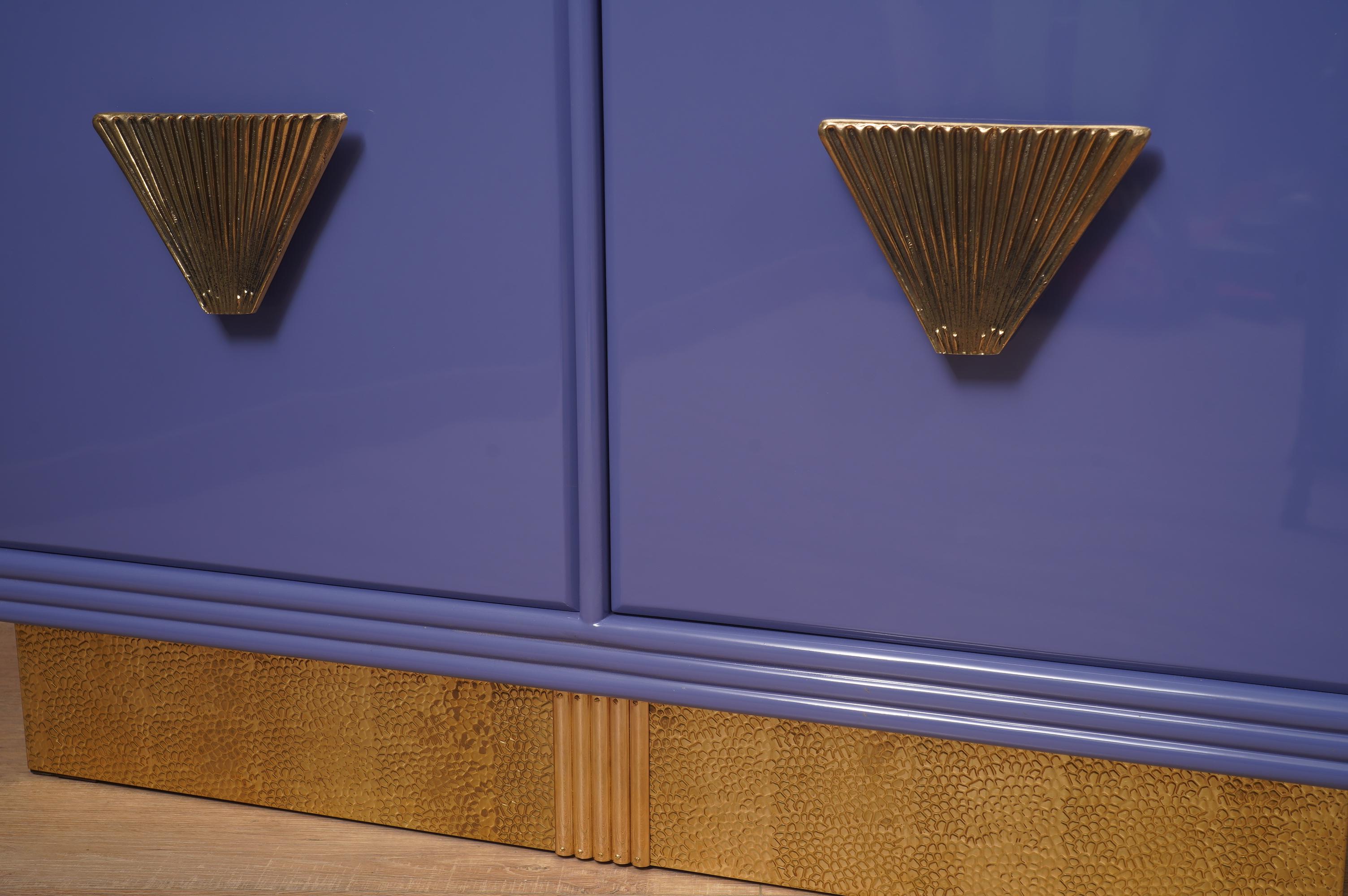 MidCentury Violett Farbe und Messing Dry Bar Credenze Buffet Sideboard, 1980 im Angebot 1