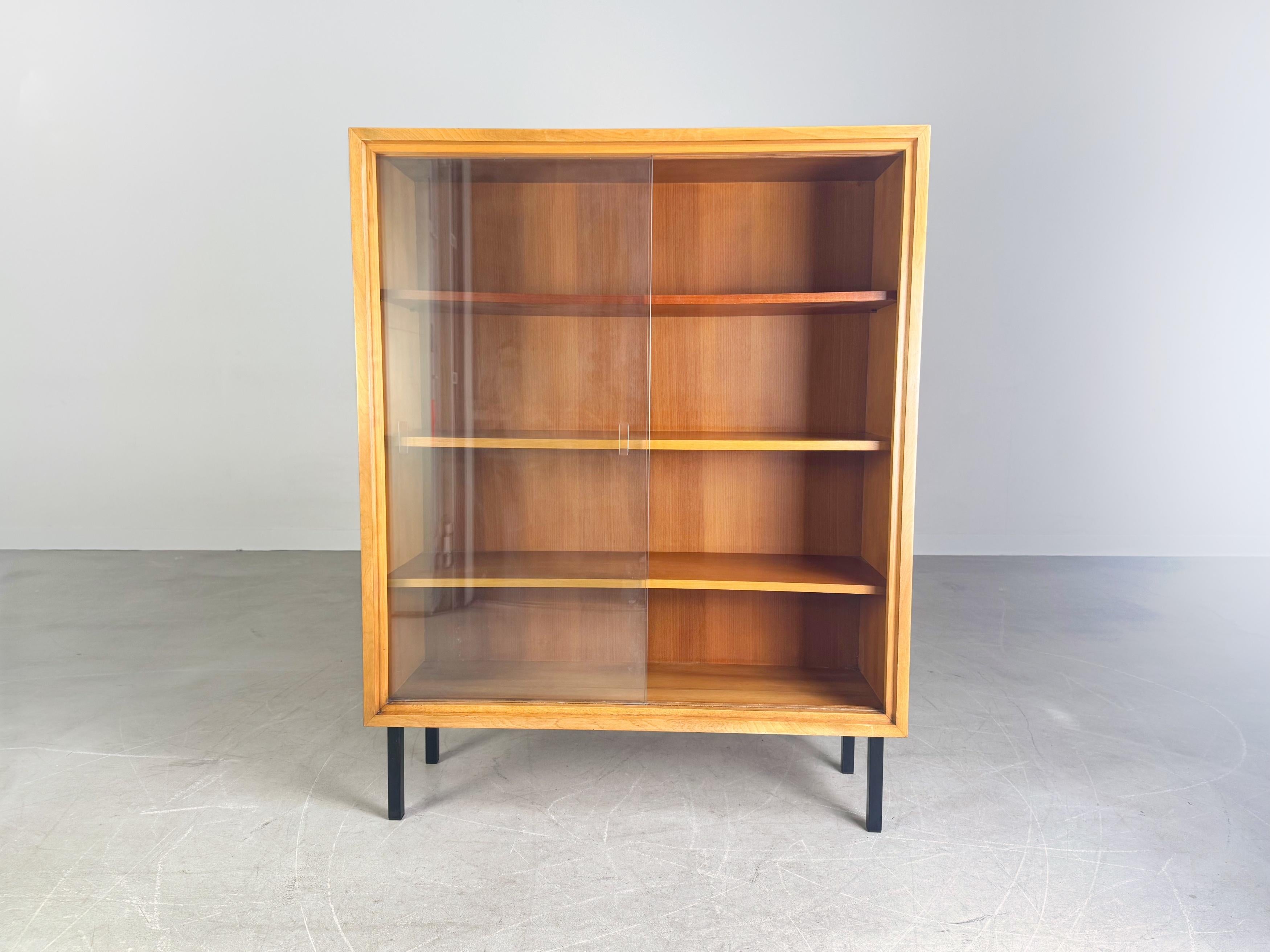 Te ofrecemos una pequeña vitrina WK Möbel de los años 60 para comprar. El mueble consta de dos piezas de cristal y está fabricado con madera de niza de alta calidad. Las cuatro caras están montadas de forma profesional.

Estado: Muy buen estado,