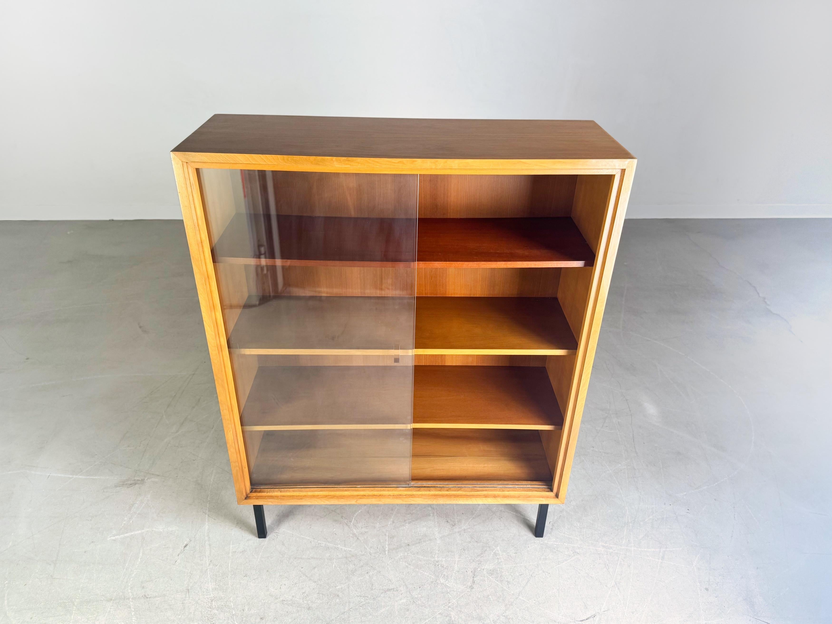Vitrina de mediados de siglo WK Möbel Nussbaum 1960er Vintage Kommode Moderno de mediados de siglo en venta