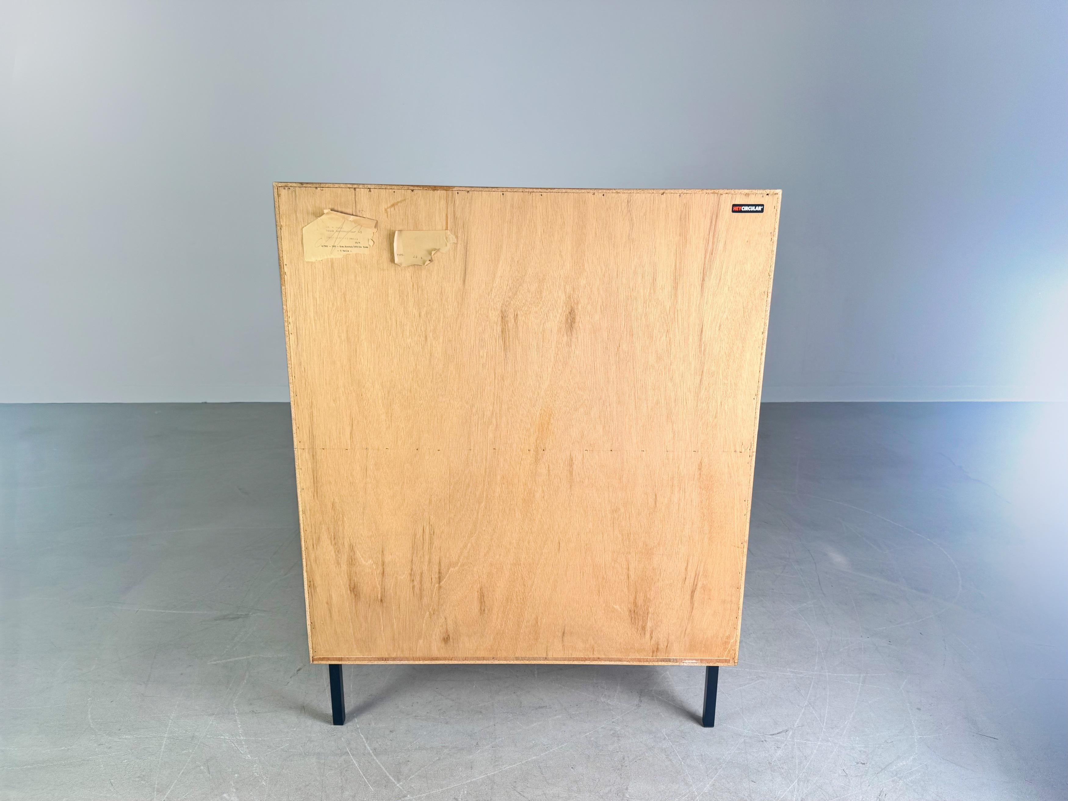 Vitrina de mediados de siglo WK Möbel Nussbaum 1960er Vintage Kommode en Bueno estado para la venta en Berlin, DE
