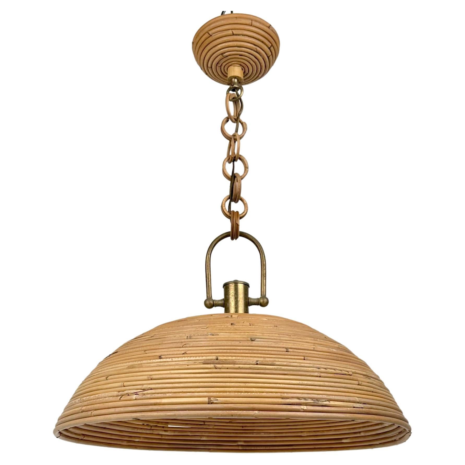 Pendant chandelier or suspension light in dome shaped rattan with brass details attributed to Vivai del Sud. 

Made in Italy in the 1960s in the style of the Fungo model from the Rising Sun collection by the Italian designer Gabriella Crespi.
