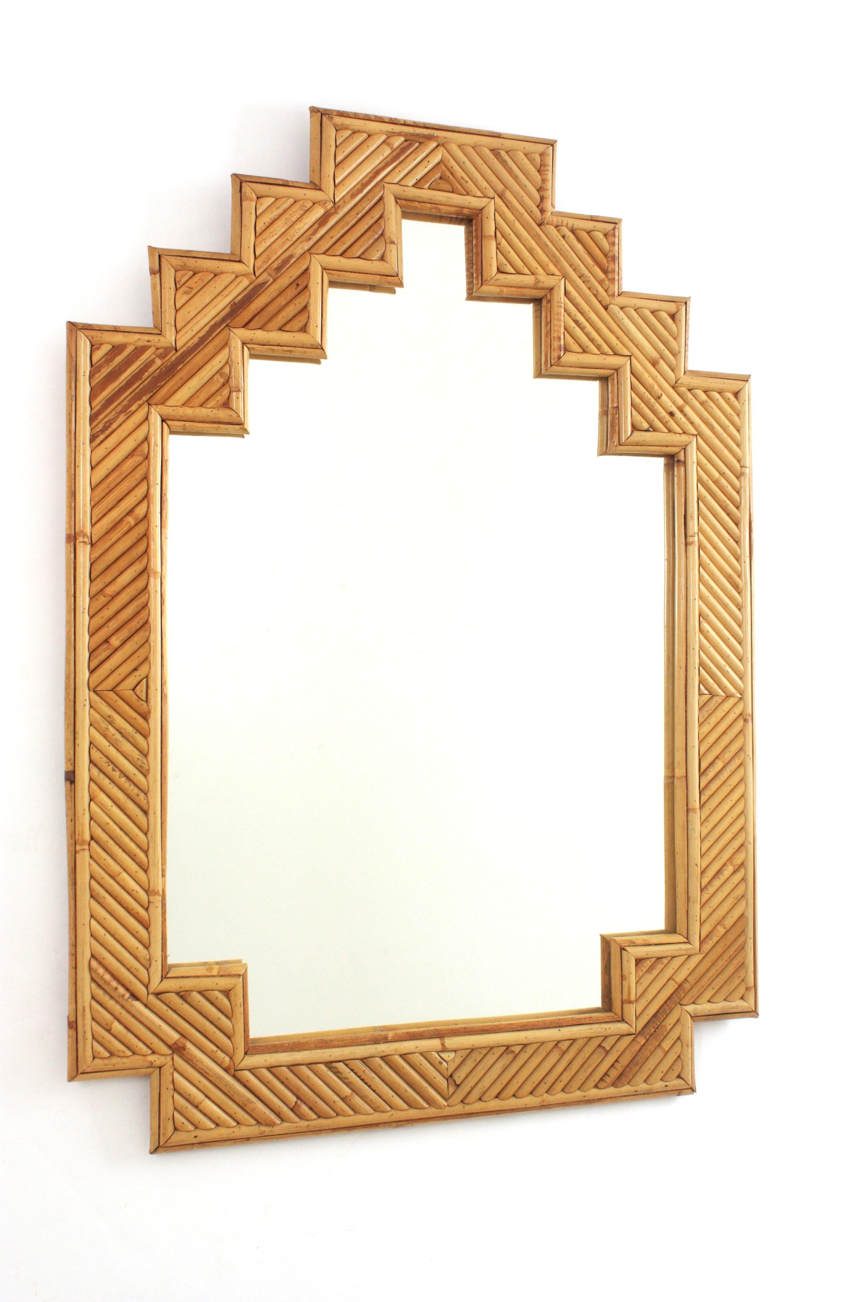 Espejo de ratán MDM con tapa escalonada. Atribuido a Vivai del Sud. Italia, años 60.
Su diseño combina acentos de mediados de siglo y orientales.
Será un bonito complemento para utilizar en un cuarto de baño o como espejo de pared / espejo consola