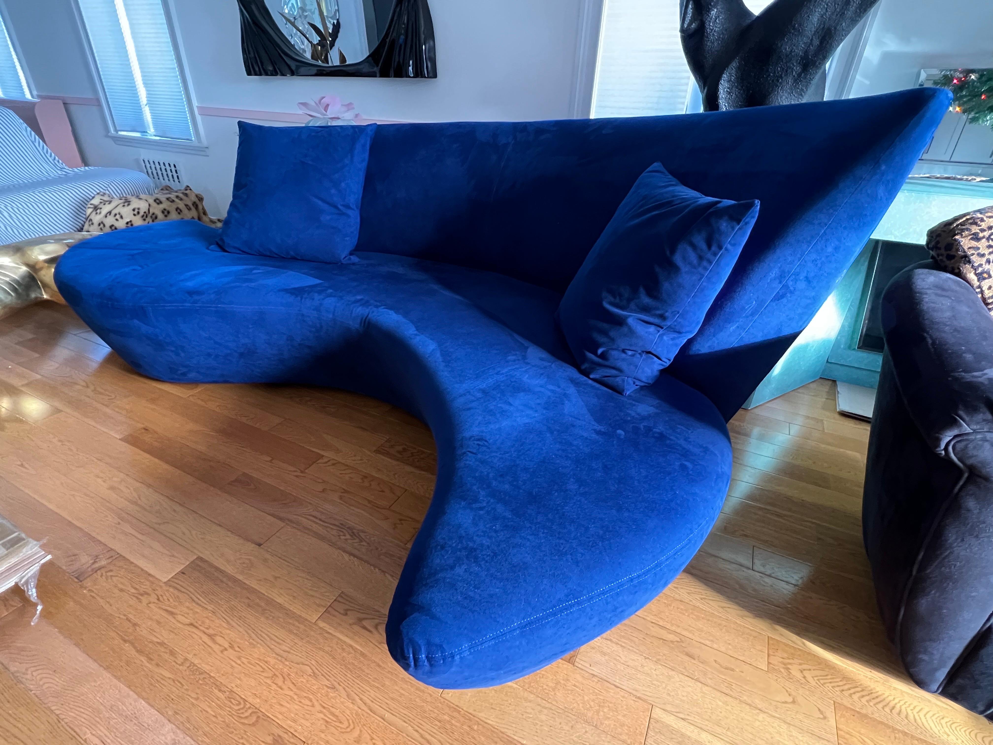 Canapé postmoderne Vladimir Kagan par Preview. Le canapé est recouvert d'ultra daim et est très propre. Veuillez vérifier l'état des photos.