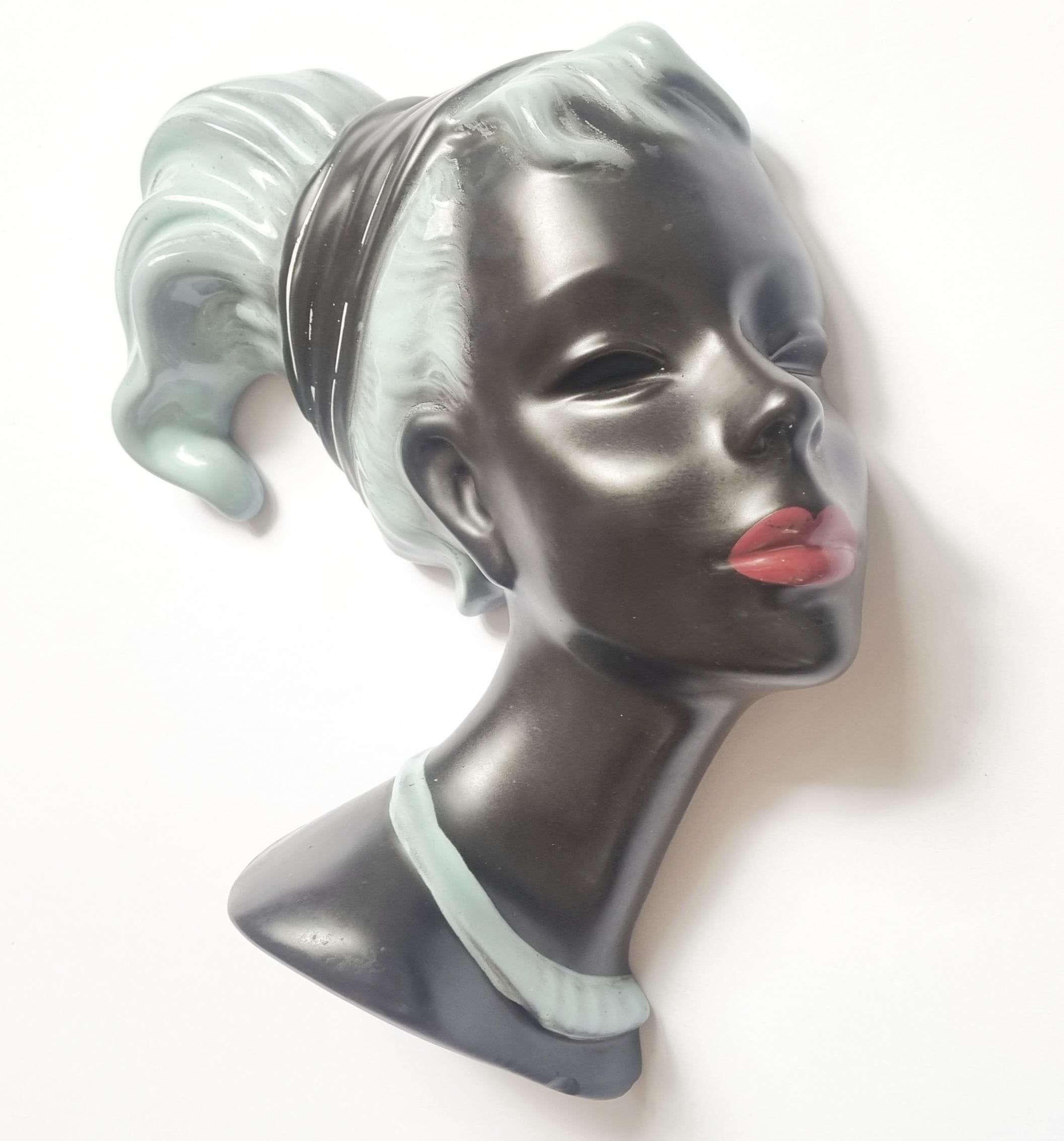 Vernissé Masque mural en céramique représentant un visage de femme, Allemagne, années 1960 en vente