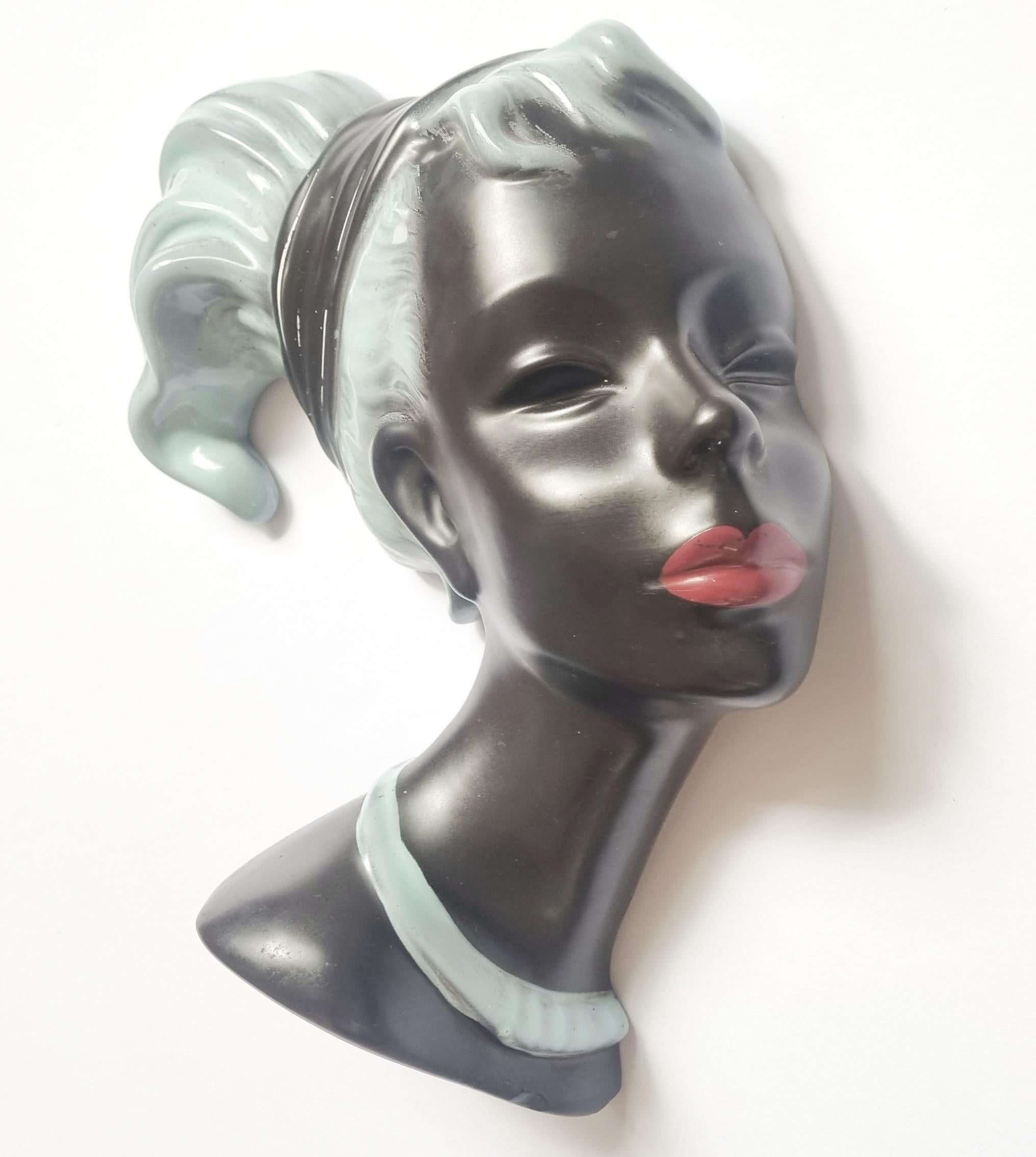 Milieu du XXe siècle Masque mural en céramique représentant un visage de femme, Allemagne, années 1960 en vente