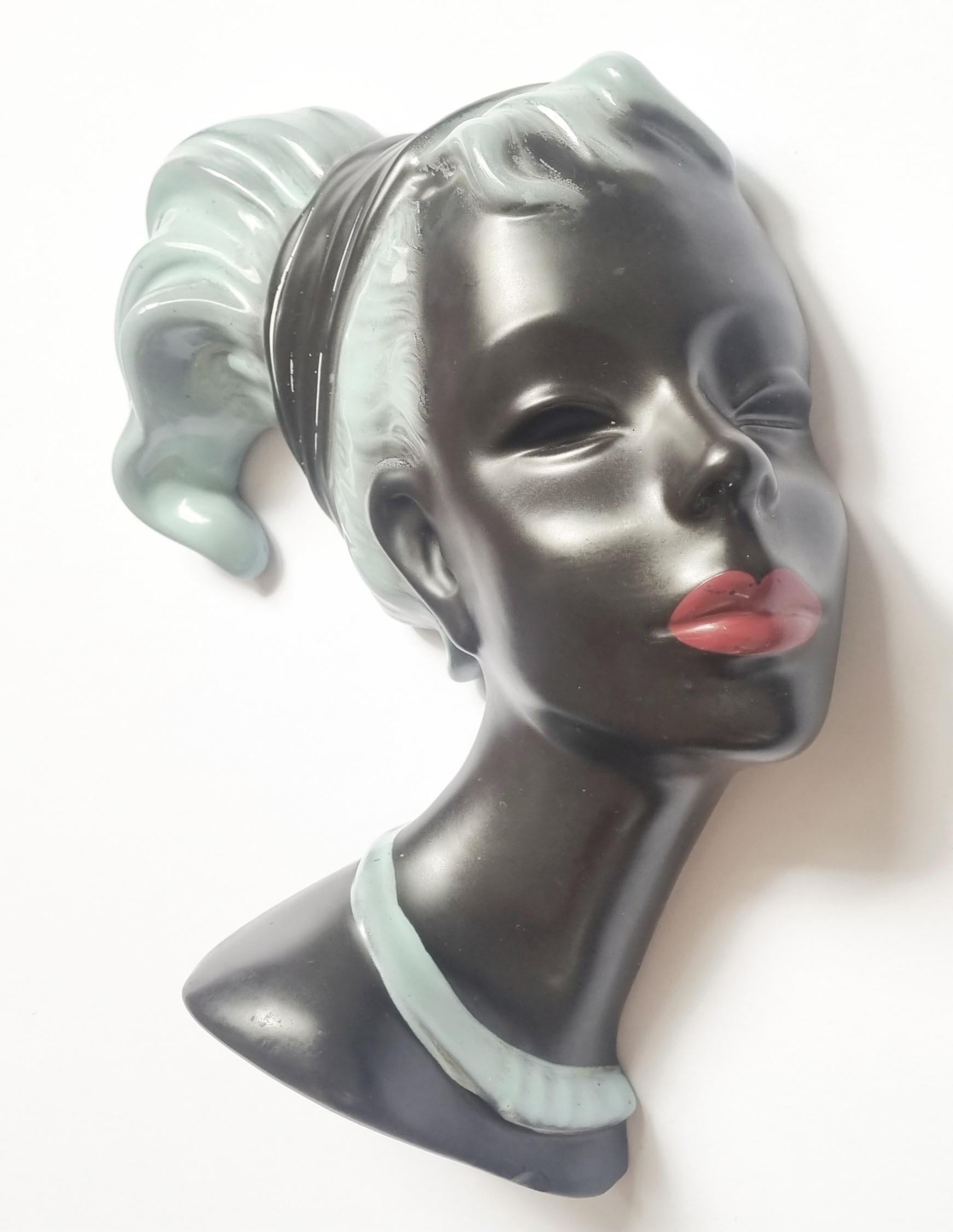 Céramique Masque mural en céramique représentant un visage de femme, Allemagne, années 1960 en vente